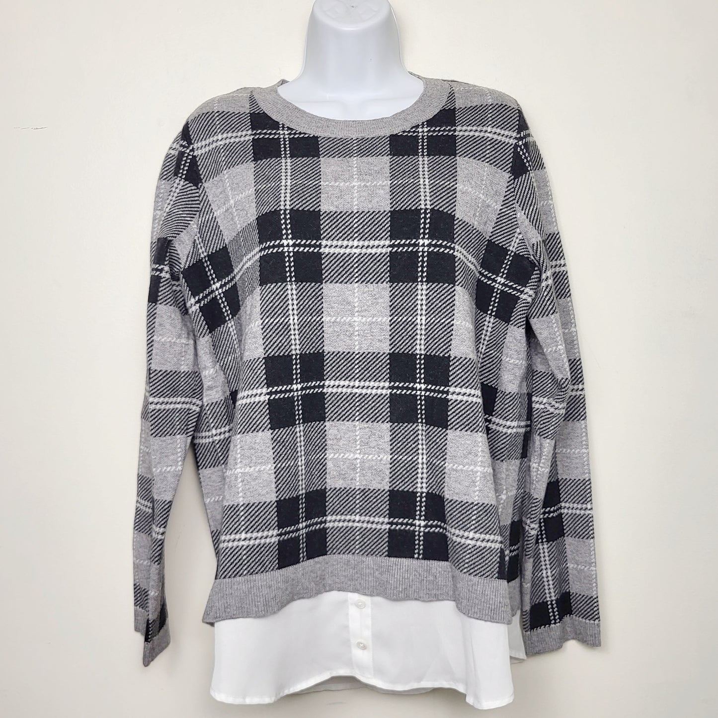 MFTZ2 - NEW - Anne Klein grey plaid sweater. Size medium