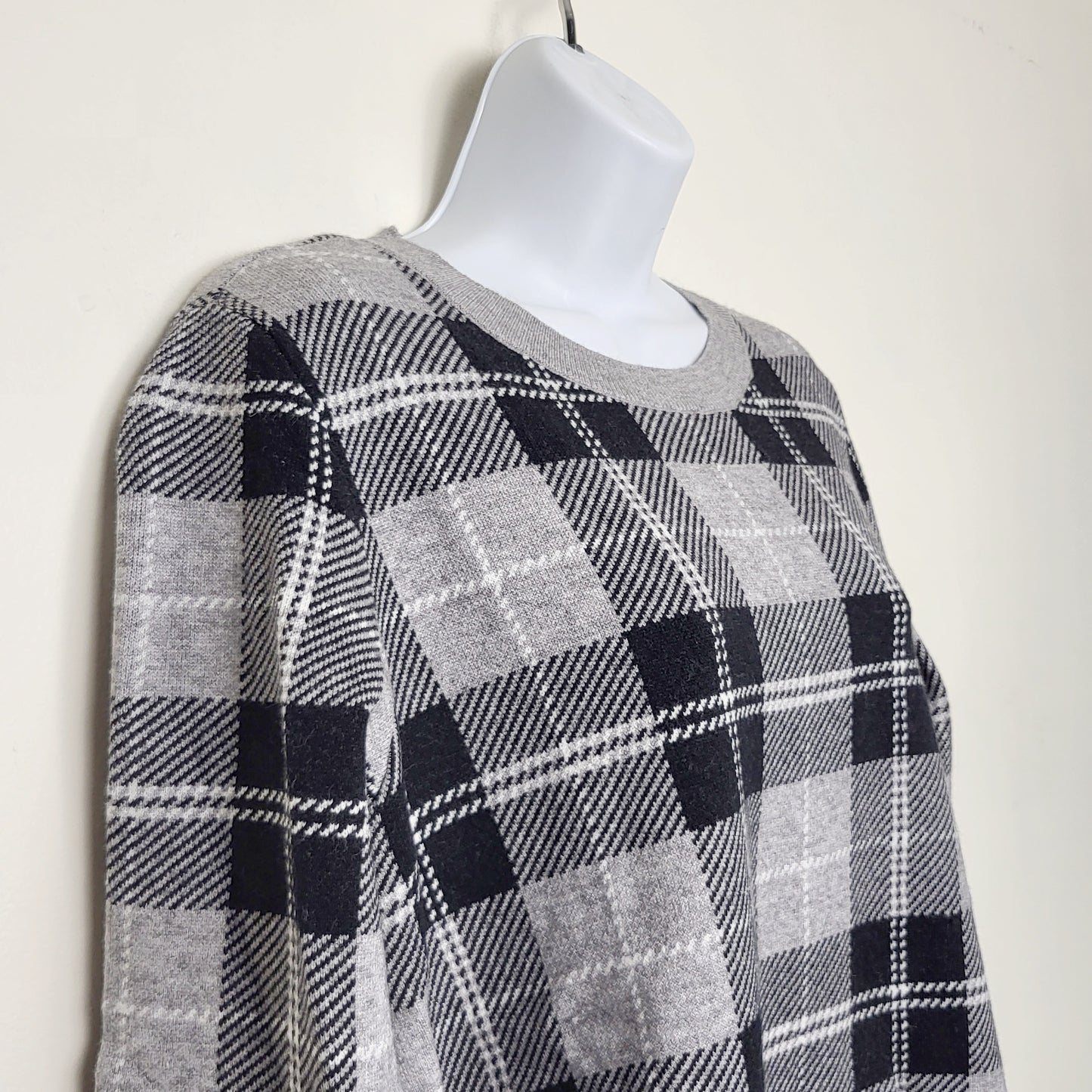 MFTZ2 - NEW - Anne Klein grey plaid sweater. Size medium