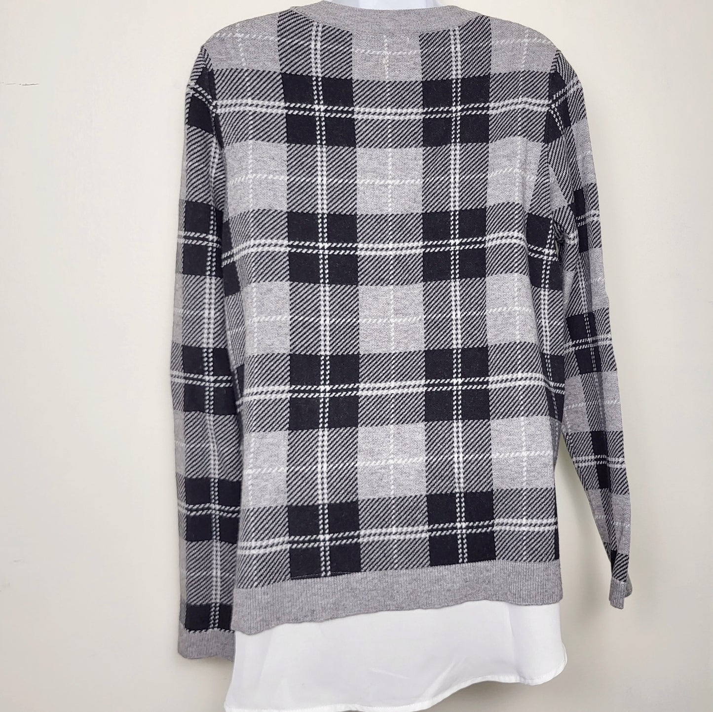 MFTZ2 - NEW - Anne Klein grey plaid sweater. Size medium