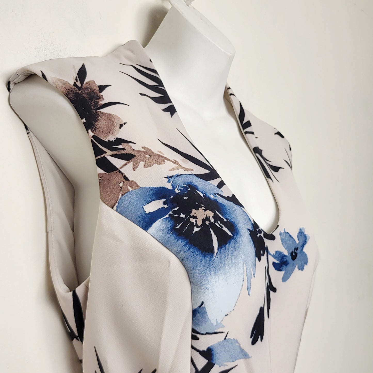 MFTZ2 - Le Chateau floral print sleeveless fit and flare midi dress with belt tie. Size Medium