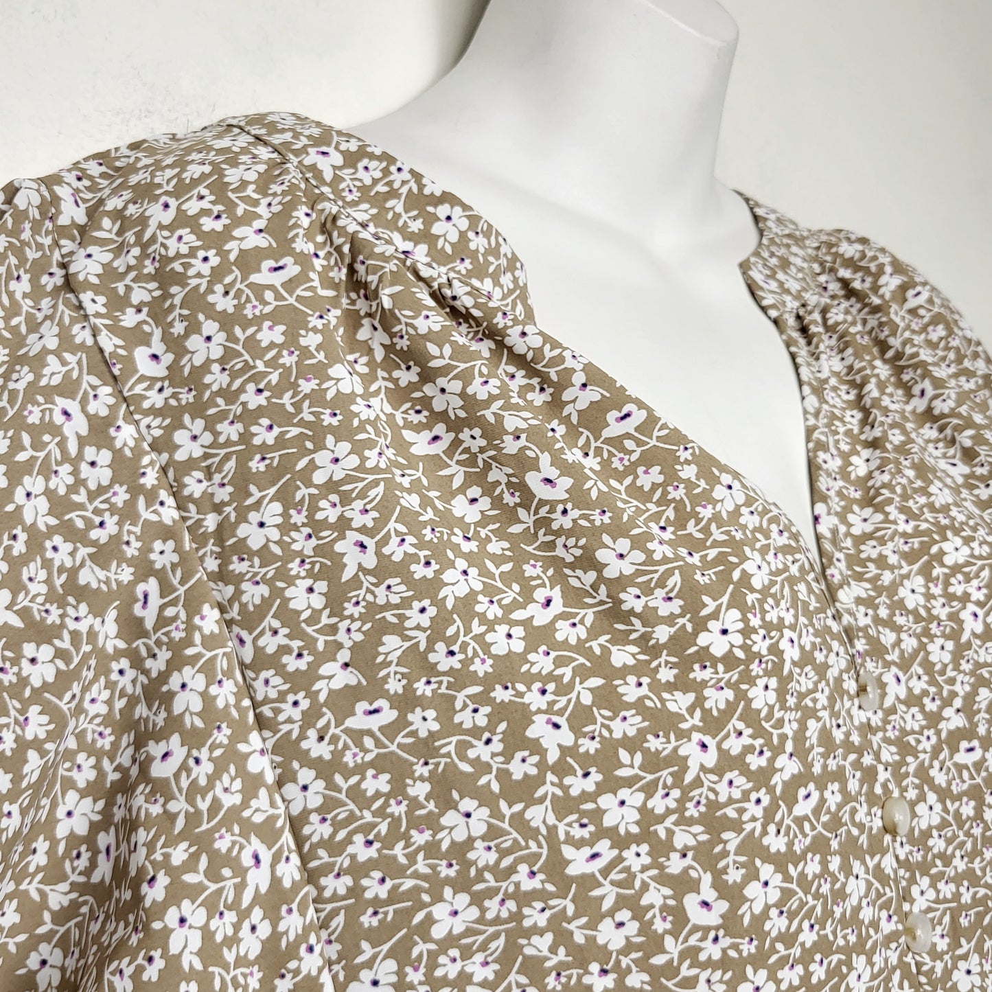 MFTZ1 - NEW - Bloom Chic beige floral print top. Size 10 (sizes more like a large)