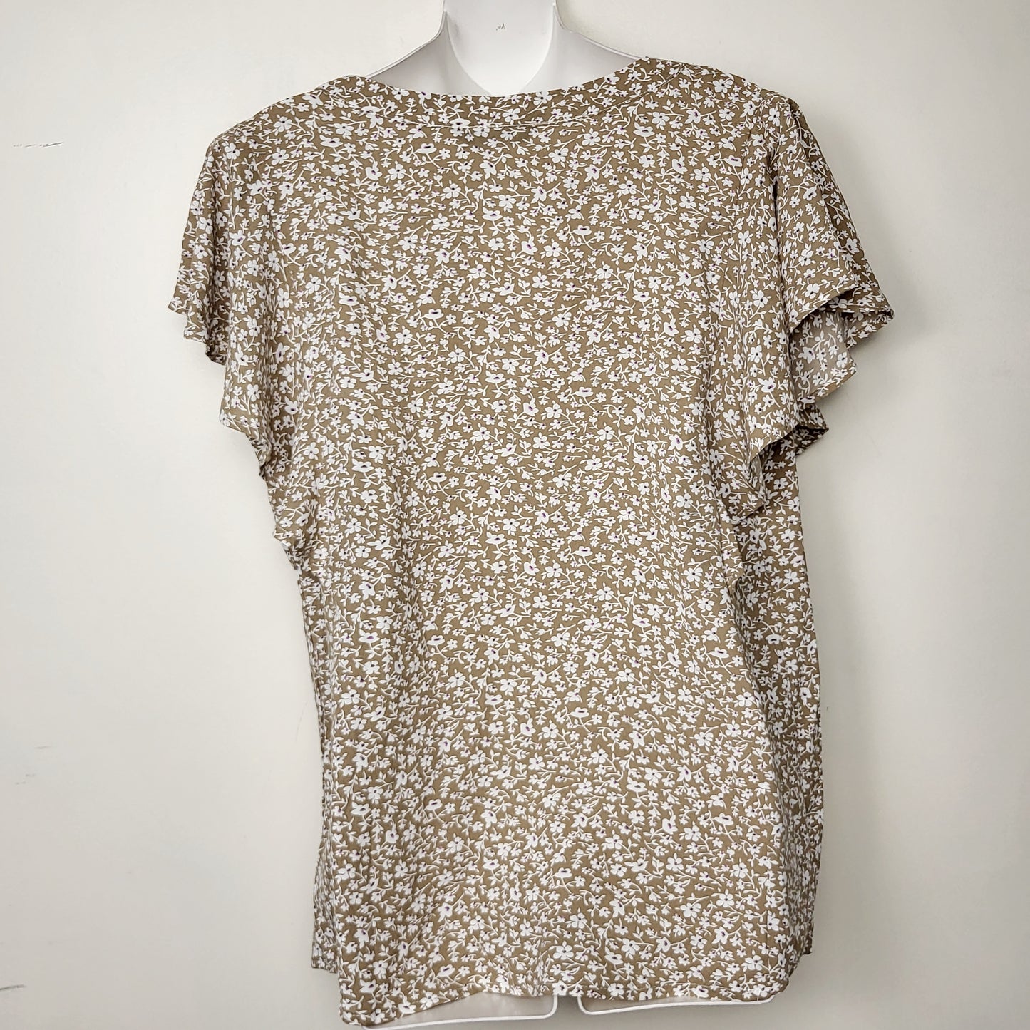 MFTZ1 - NEW - Bloom Chic beige floral print top. Size 10 (sizes more like a large)