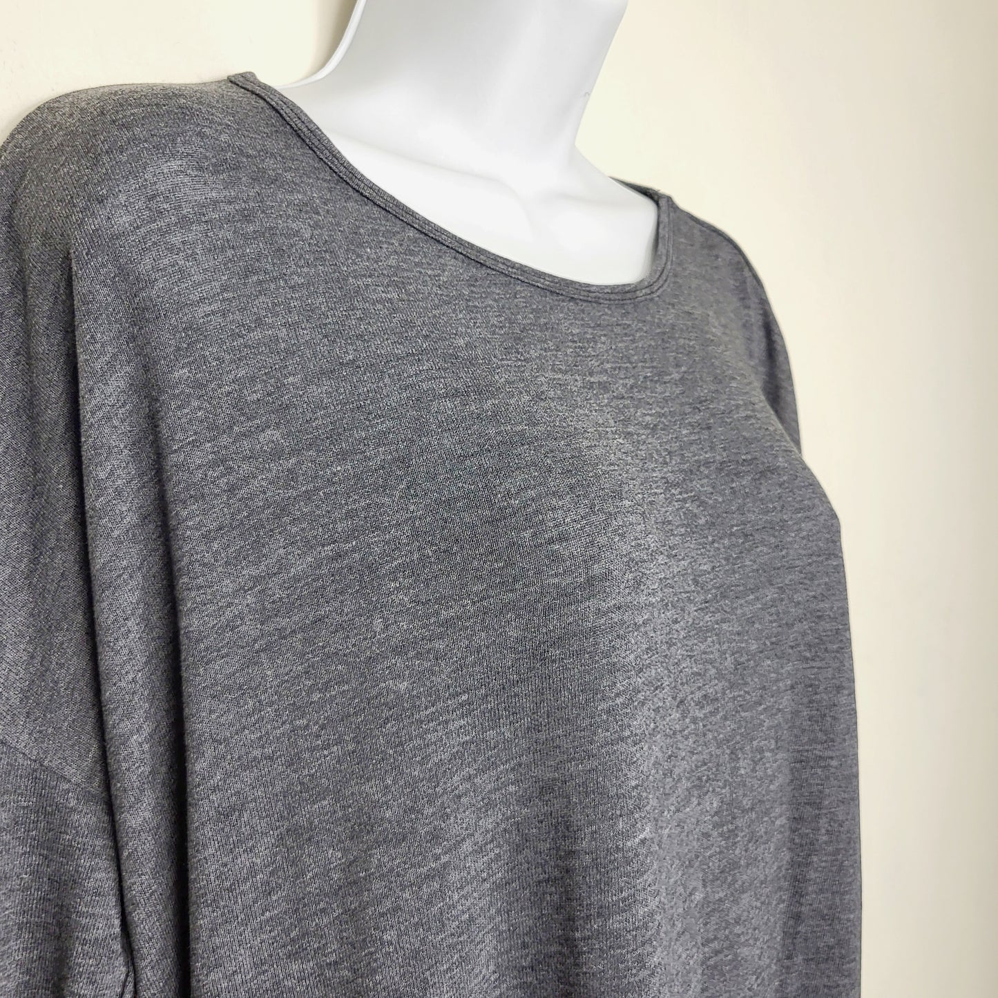 MBRS - NEW - Silver Icing Vero Moda grey "Simplicity Speaks" top. Size large