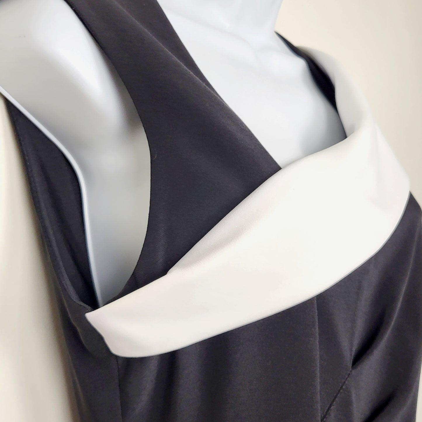 JUDR1 - Vintage Jospeh Ribkoff black and white cocktail dress. Size 8