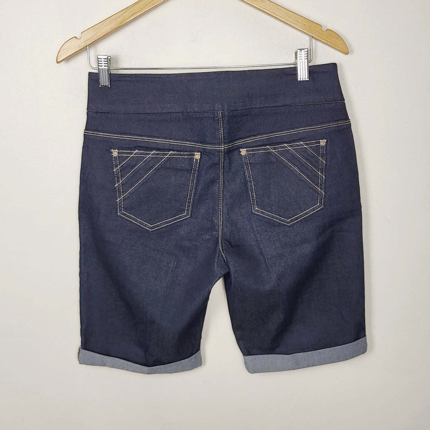 JUDR1 - Reitmans dark wash stretchy jegging style shorts. Size 8 Petite