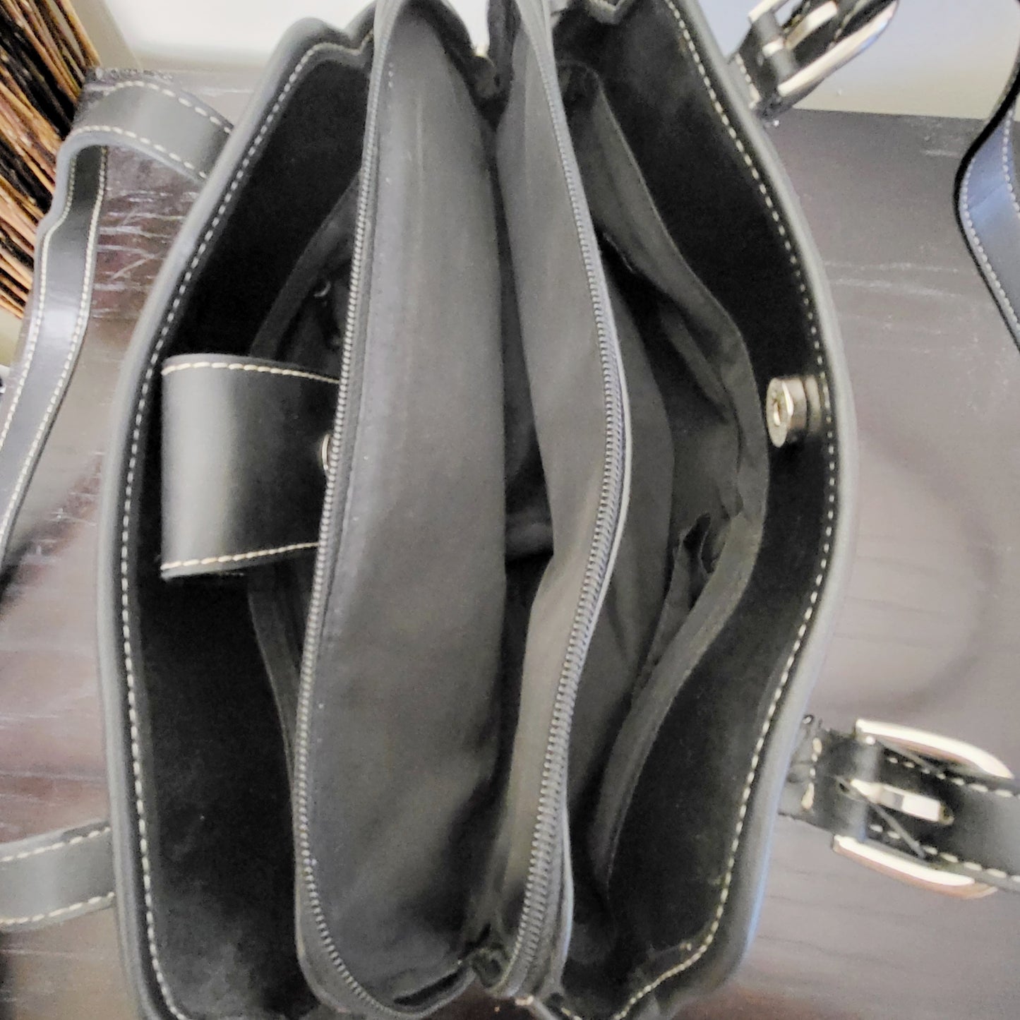 JUDR1 - Liz Claiborne black signature Liz and Co handbag