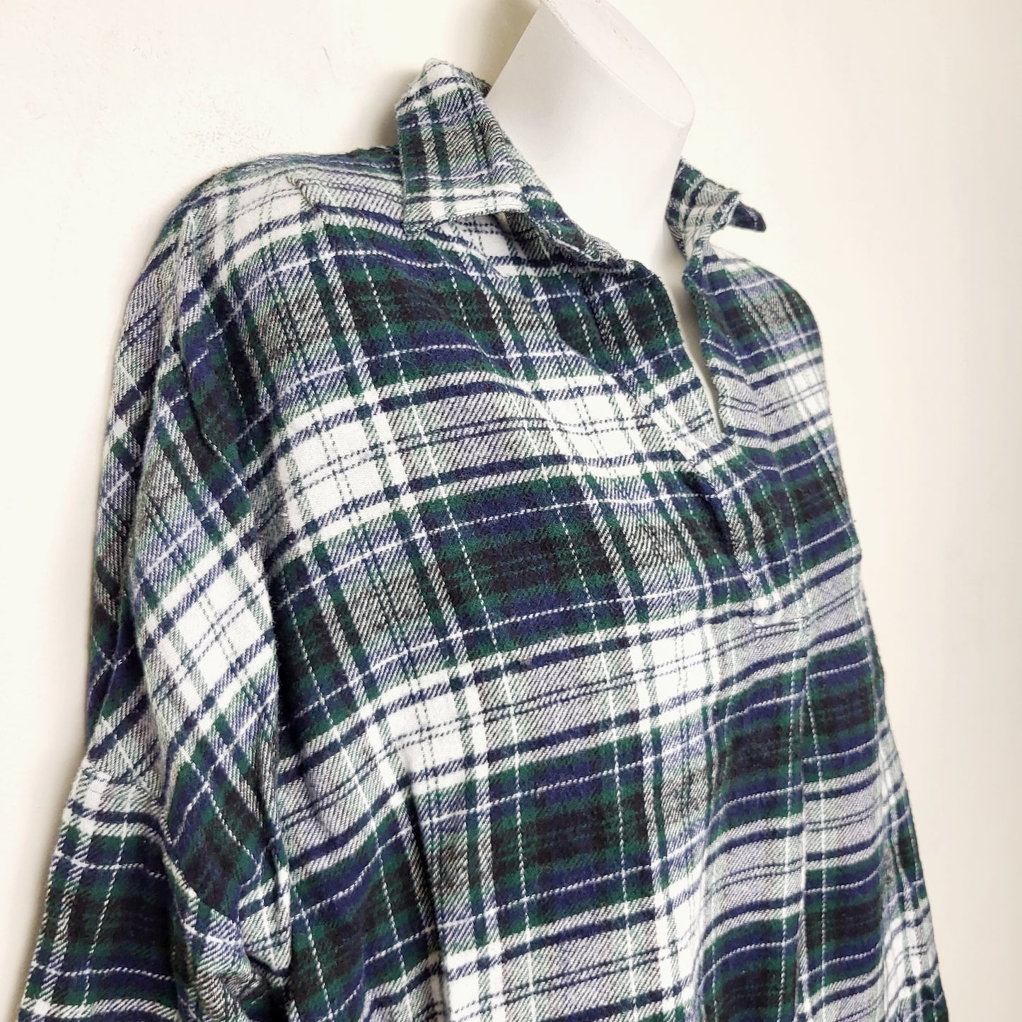 MFTZ2 - French Connection green plaid loose fit pullover flannel shirt. Size small