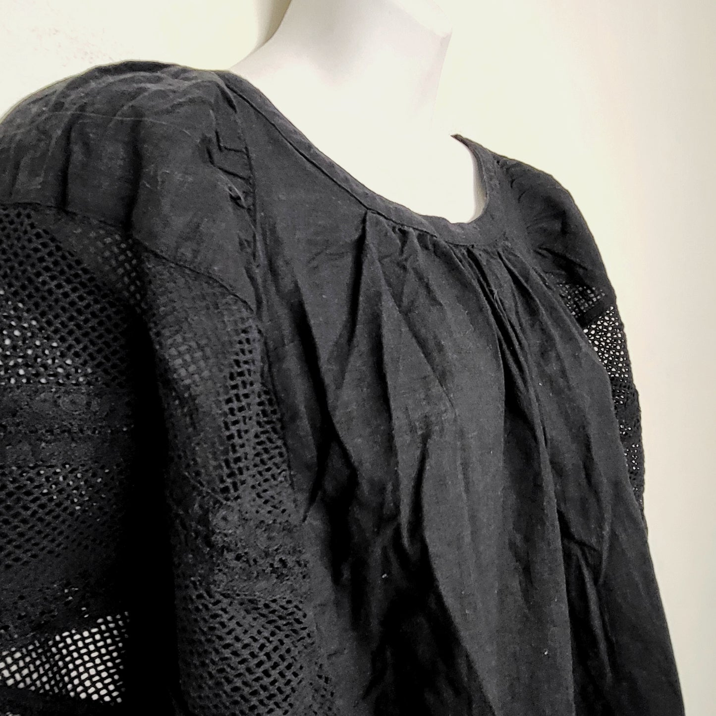 MFTZ2 - NEW - Old Navy black Lace Sleeve Shift Dress. Size medium