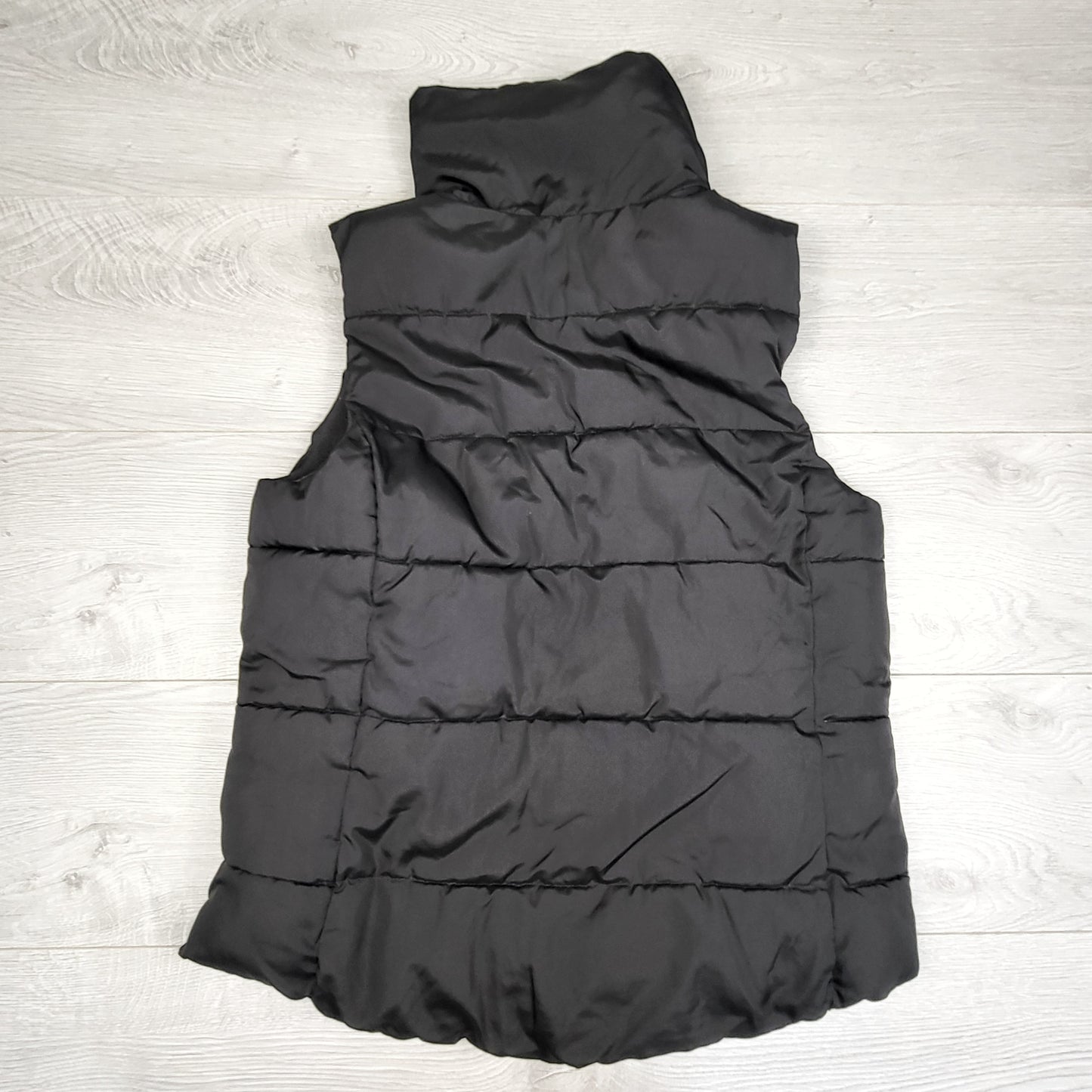 JUDM3 - Old Navy black fleece lined puffer vest. Men's size medium
