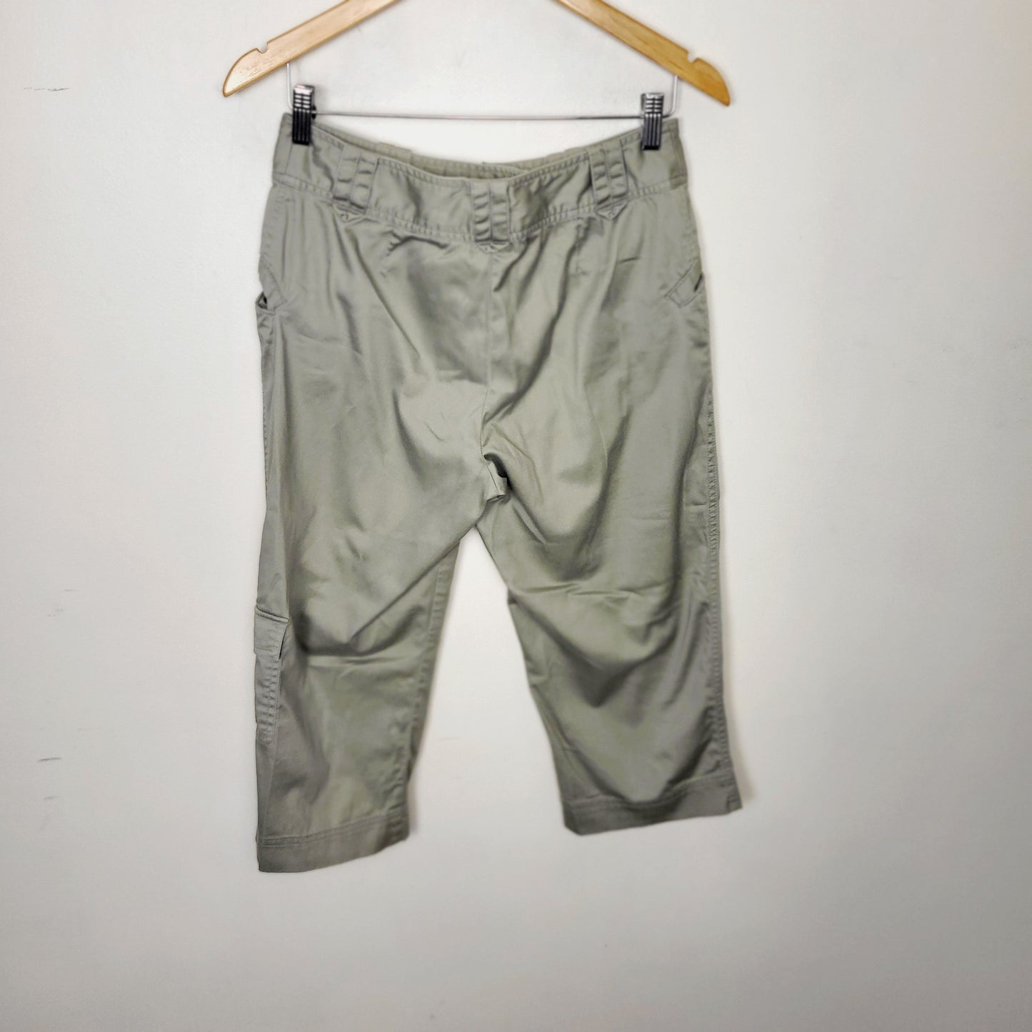 AMRO1 - Cherokee green capri length cargo trousers. Size 8