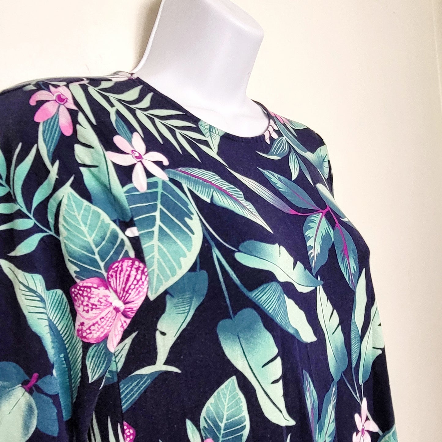 CSEB1 - Old Navy navy fauna printed stretchy rayon t-shirt dress. Size XS