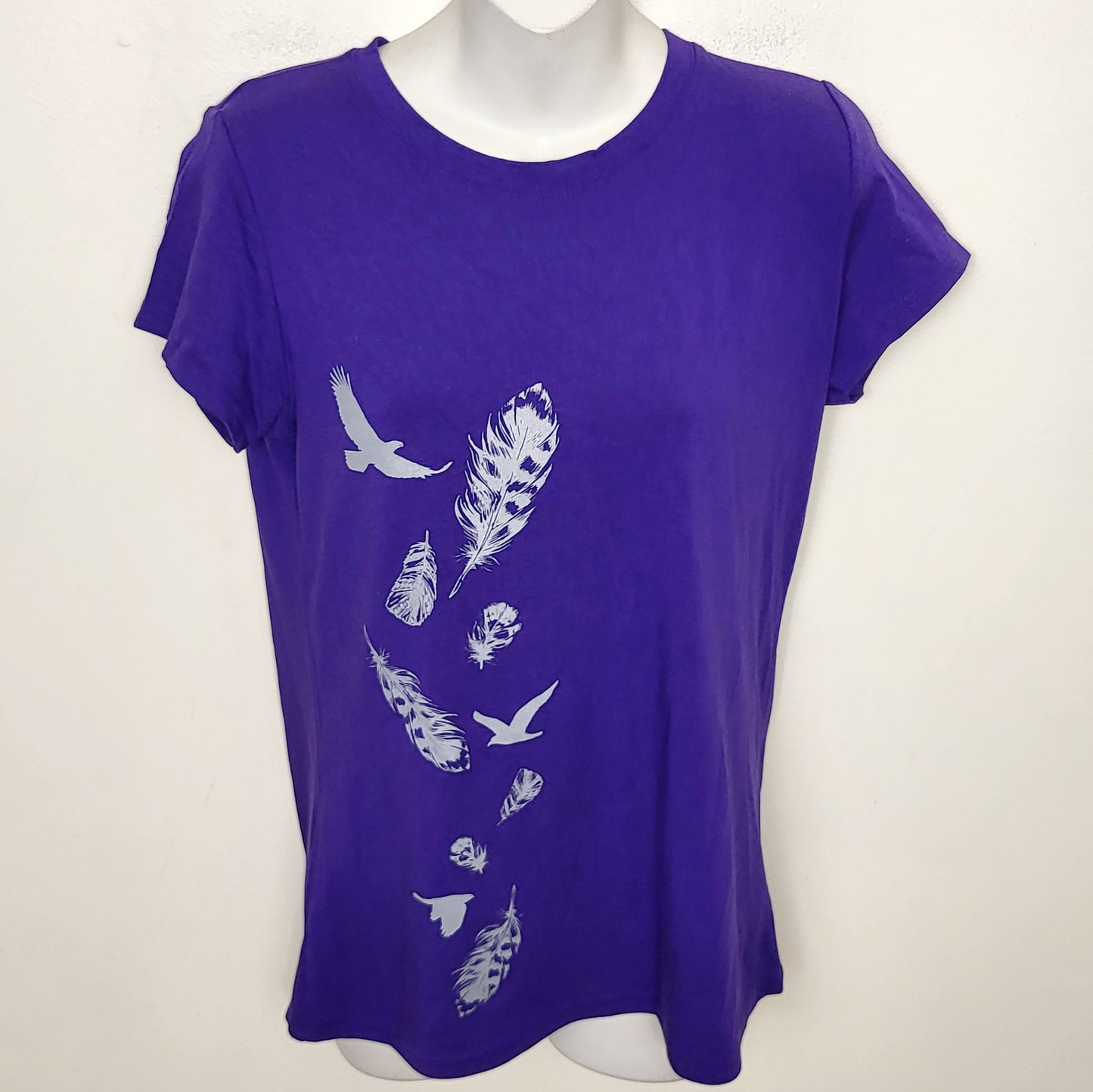 BBIN2 - Pachena Coastal Clothing purple feather t-shirt. Measures as a medium