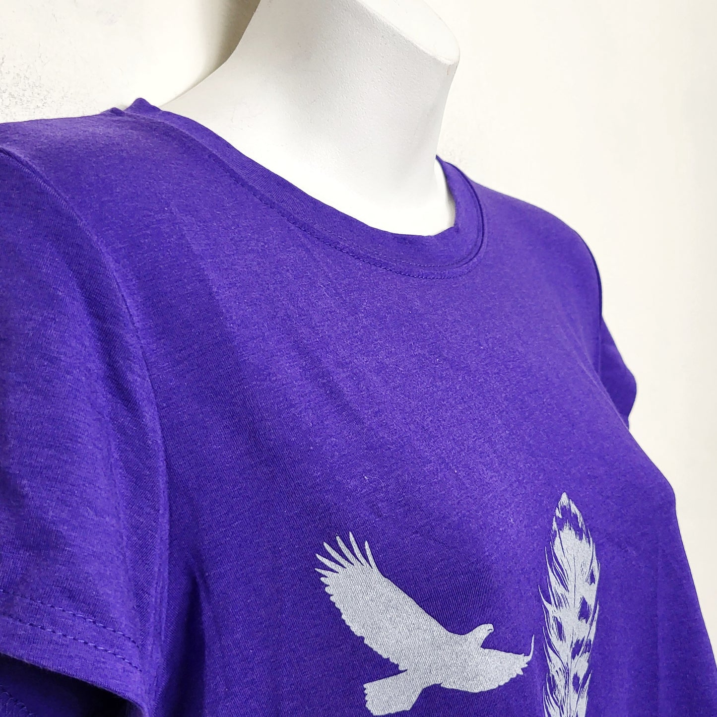 BBIN2 - Pachena Coastal Clothing purple feather t-shirt. Measures as a medium