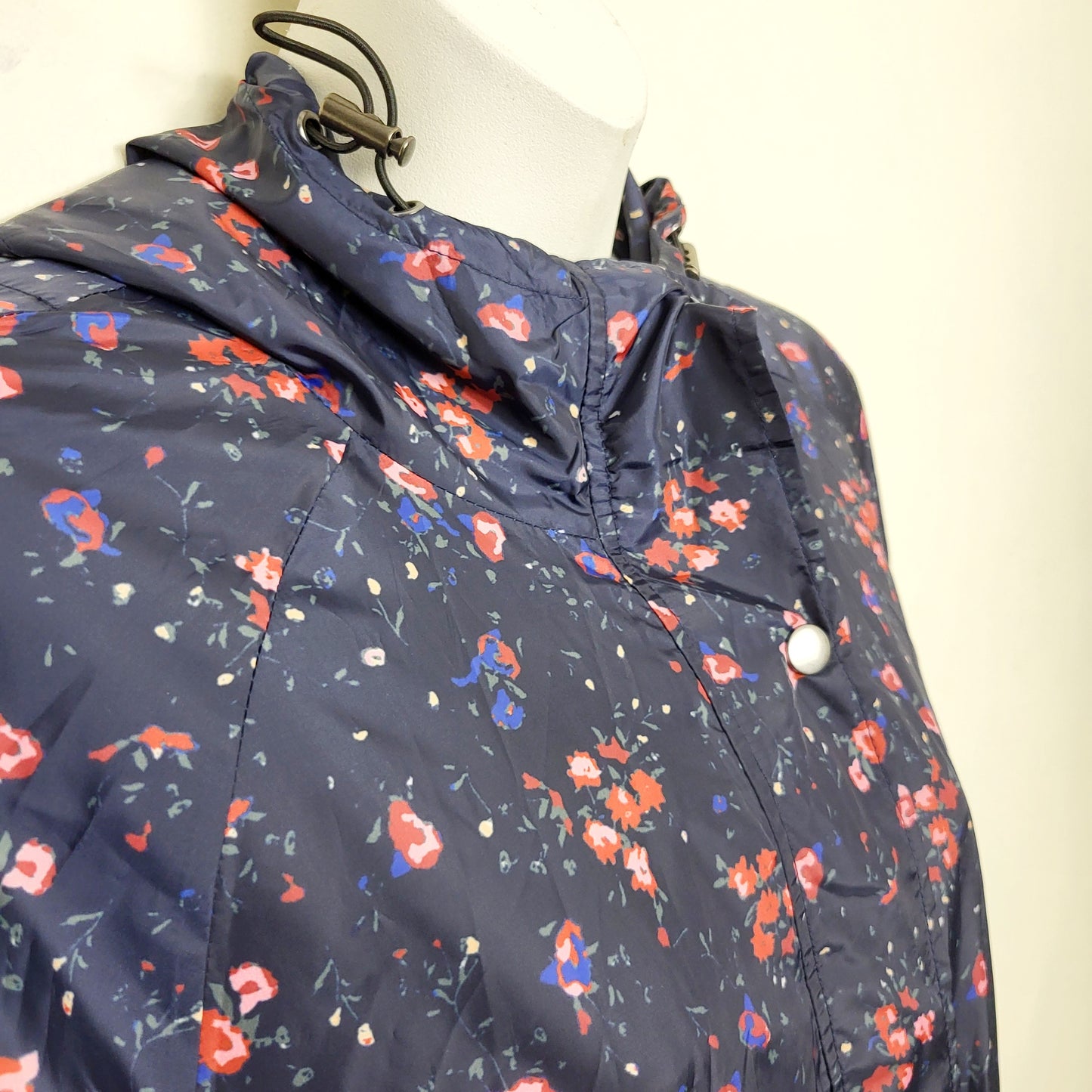 BBIN2 - NEW - Esprit navy floral print hooded nylon jacket. Size medium