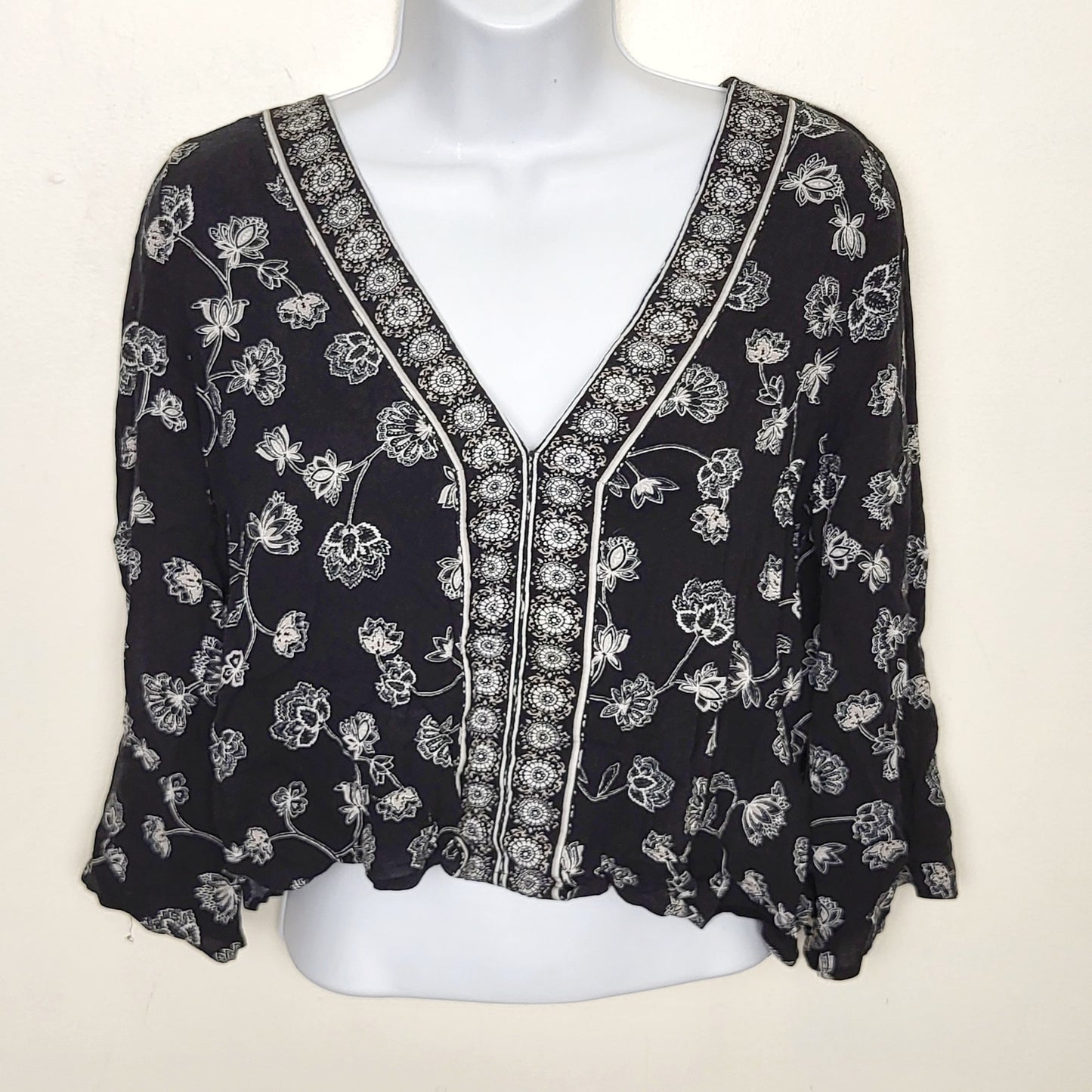 CSEB2 - Forever 21 black cropped floral print rayon top. Size Small