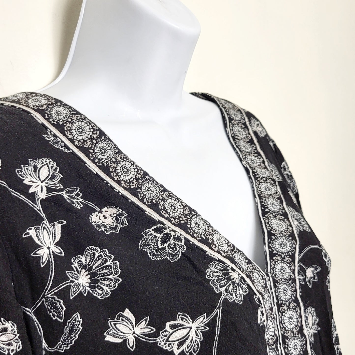 CSEB2 - Forever 21 black cropped floral print rayon top. Size Small