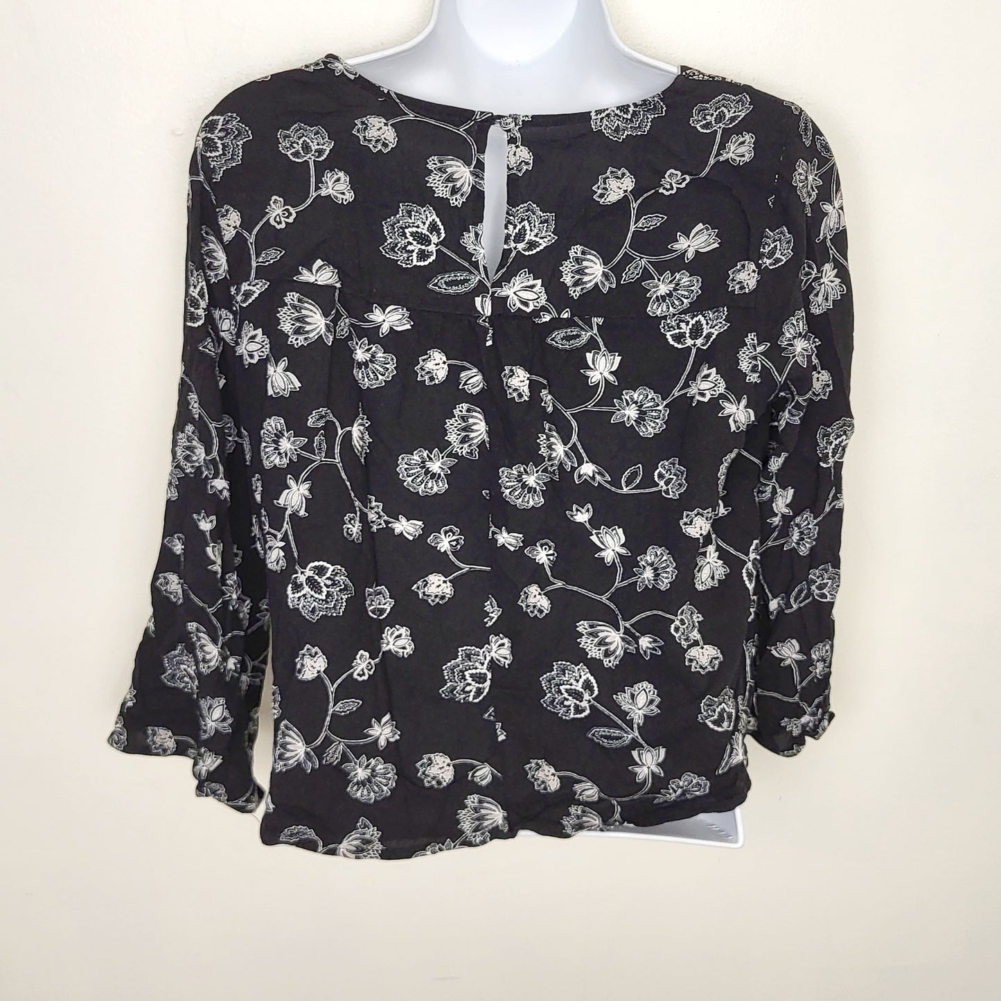 CSEB2 - Forever 21 black cropped floral print rayon top. Size Small