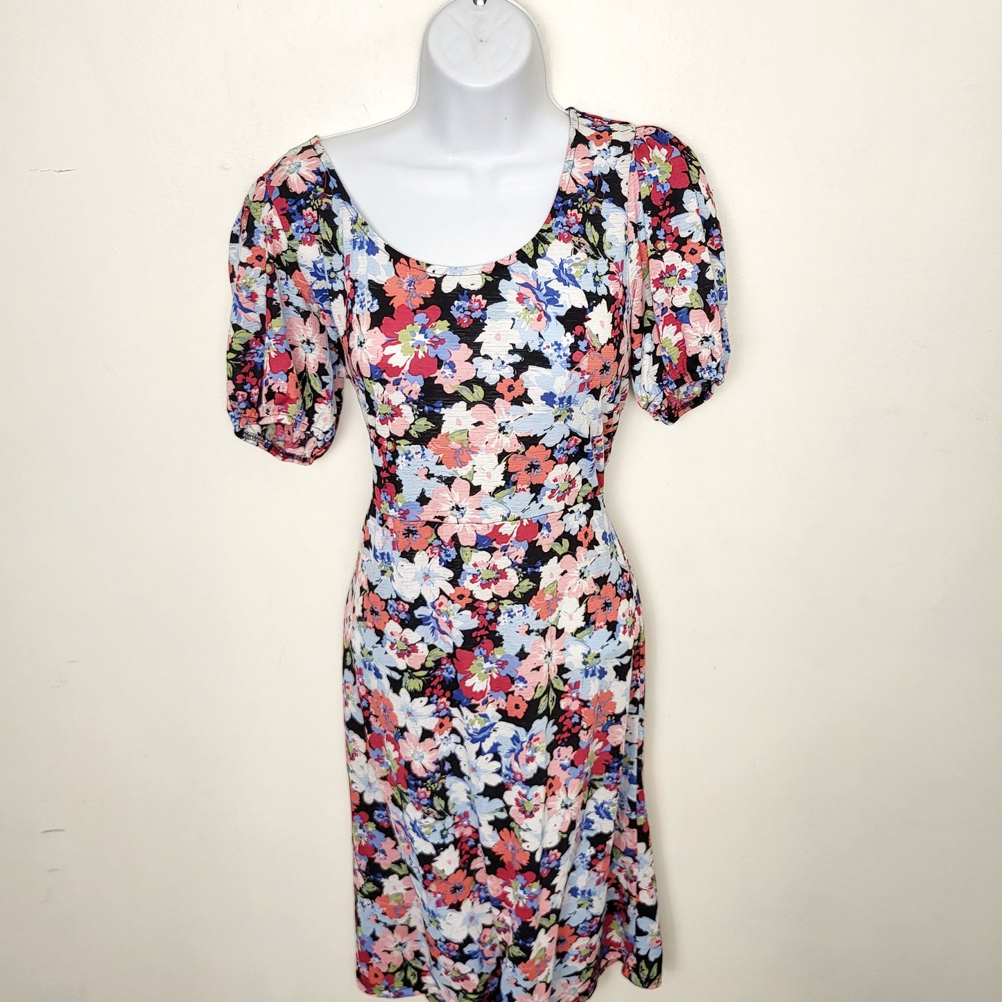 CSEB2 - Suzy Shier floral print dress with keyhole opening at back. Size small