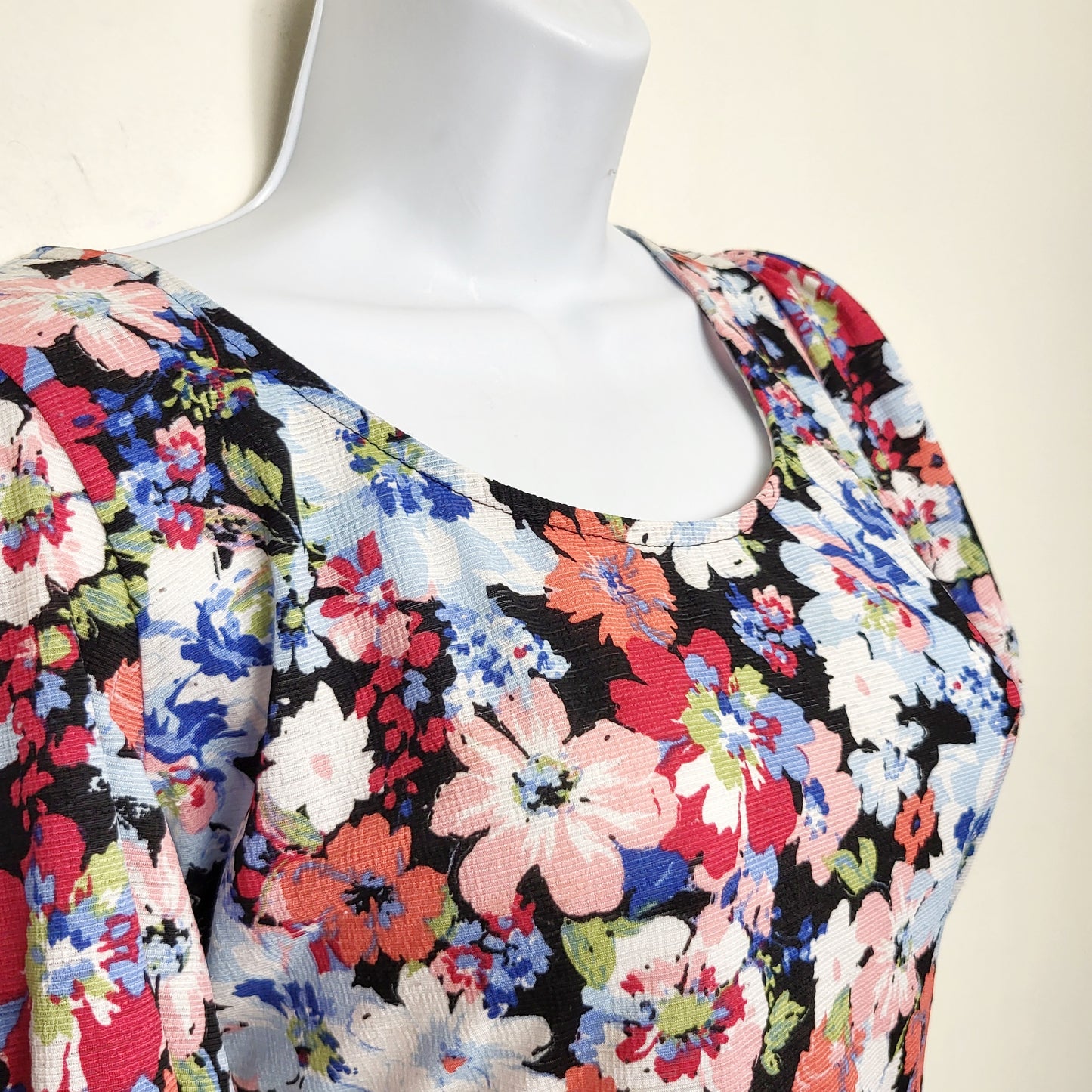 CSEB2 - Suzy Shier floral print dress with keyhole opening at back. Size small