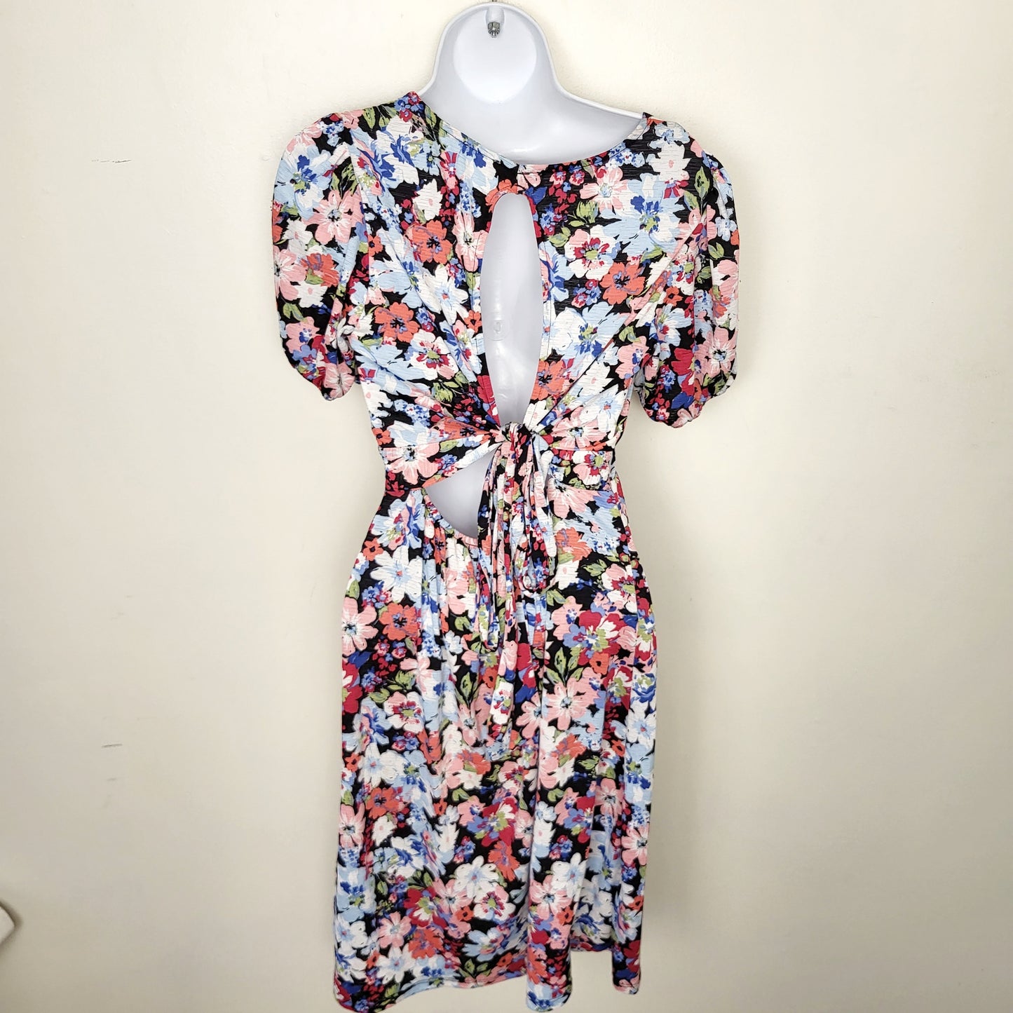 CSEB2 - Suzy Shier floral print dress with keyhole opening at back. Size small