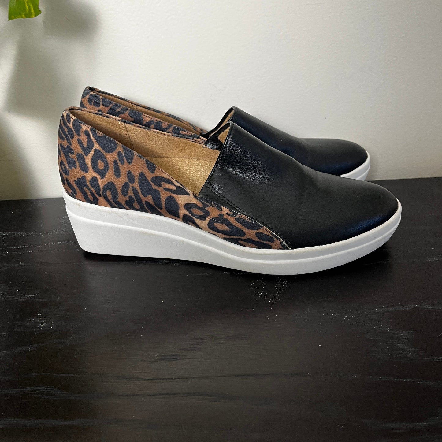 KMRY1 - Naturalizer leopard print "Sandra" loafer. Size 6.5M