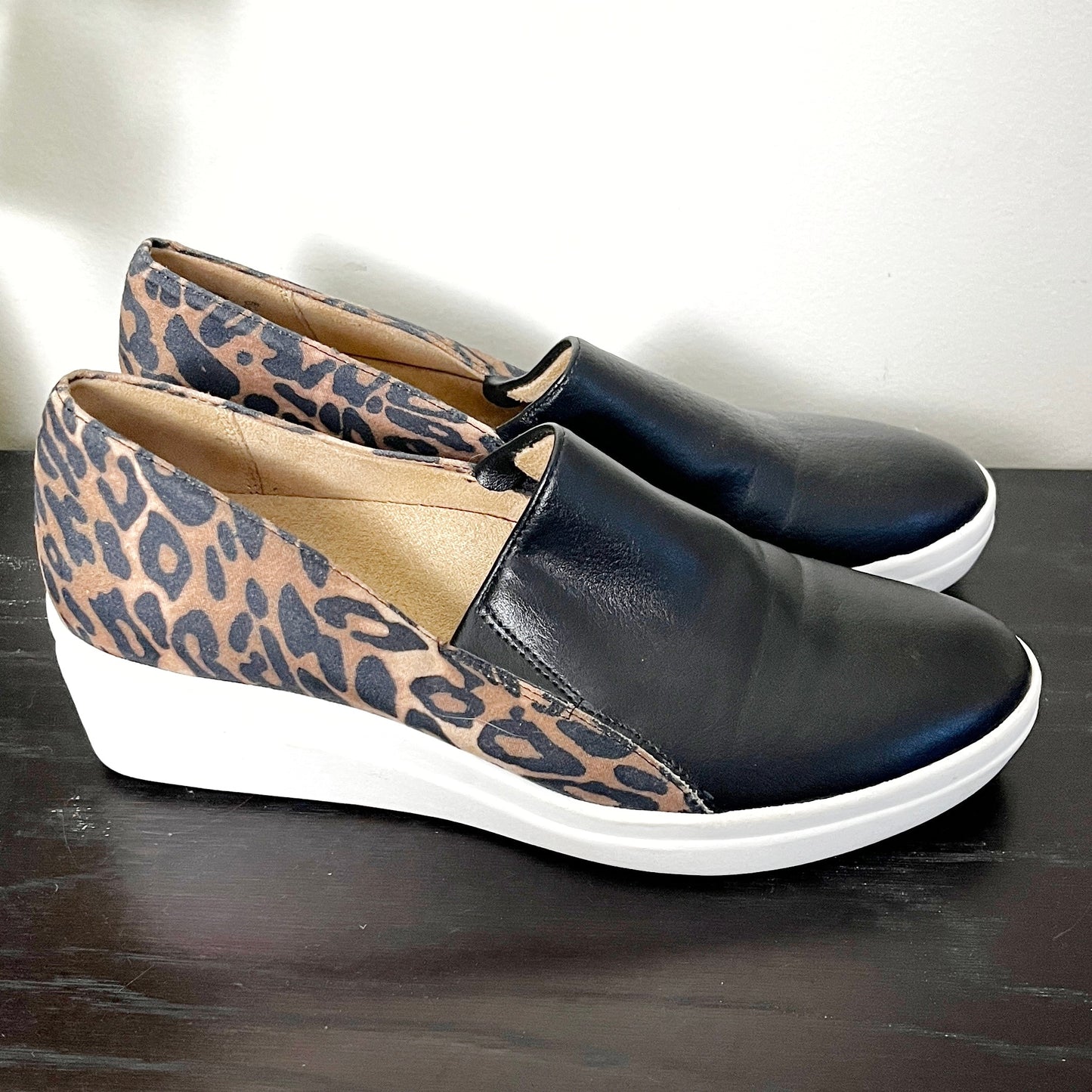KMRY1 - Naturalizer leopard print "Sandra" loafer. Size 6.5M