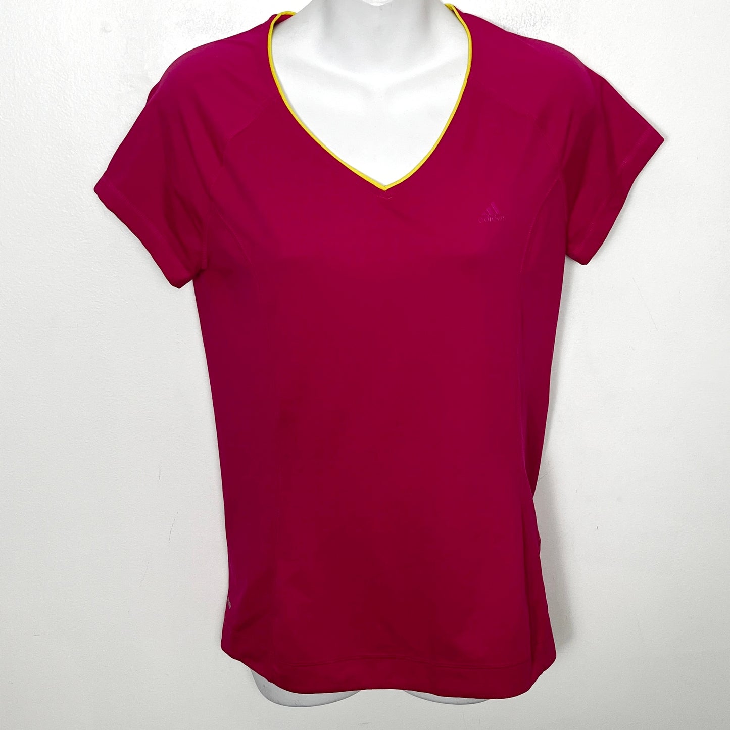 KMRY1 - Adidas dark pink active t-shirt. Size small