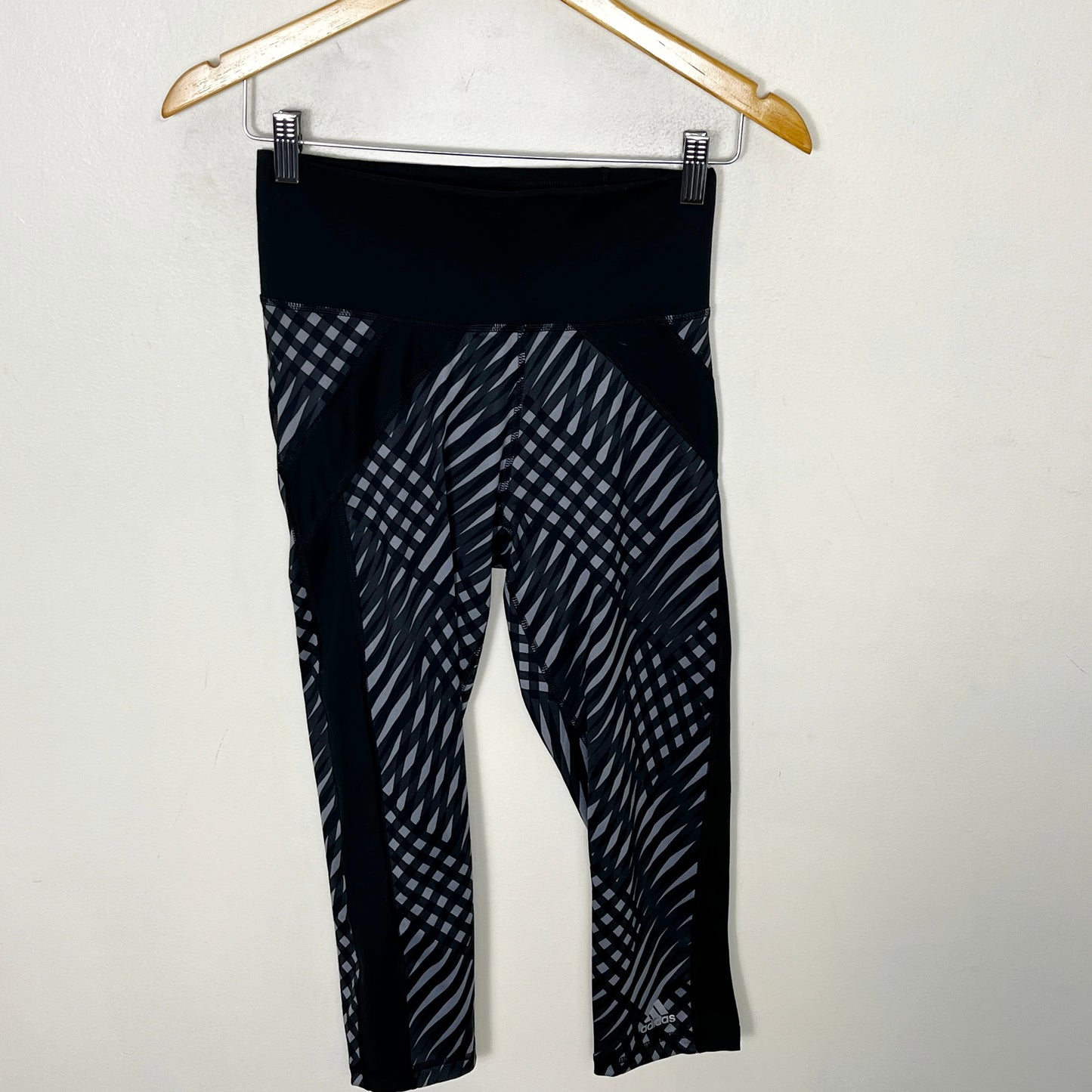 KMRY1 - Adidas black and grey patterned high-rise Climalite capri active leggings. Size small