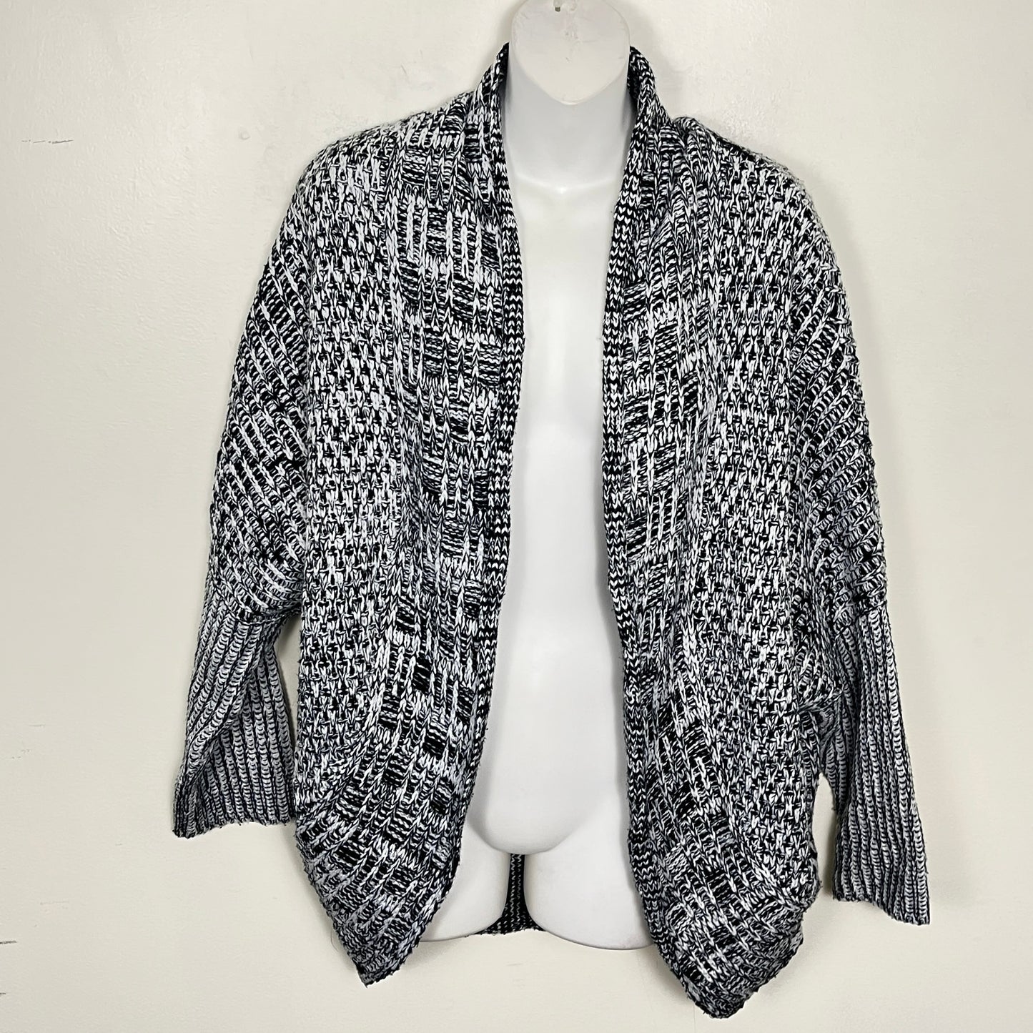 MBRS2 - Dex black and white marled cocoon style sweater. Size large