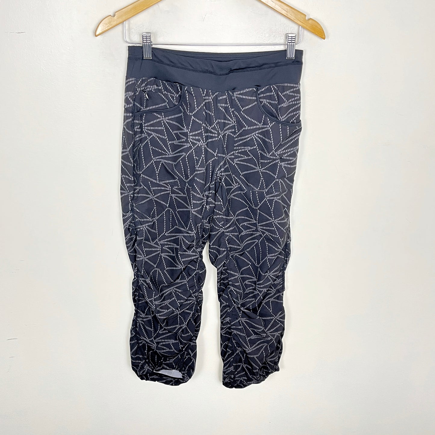 KMRY2 - Kyodan black and grey patterned lightweight capri pants. Size XS