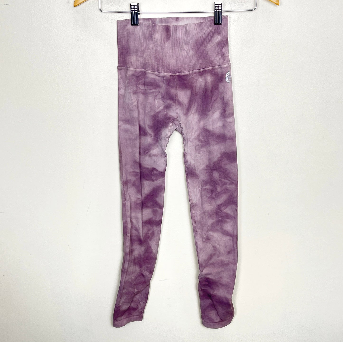 ESZ2 - Free People purple tie dye "Good Karma" ankle leggings. Size XS/S