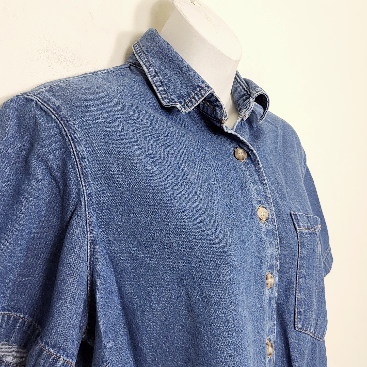 JECH1 - Vintage Omega Frontline denim button down top. Size medium 🍁