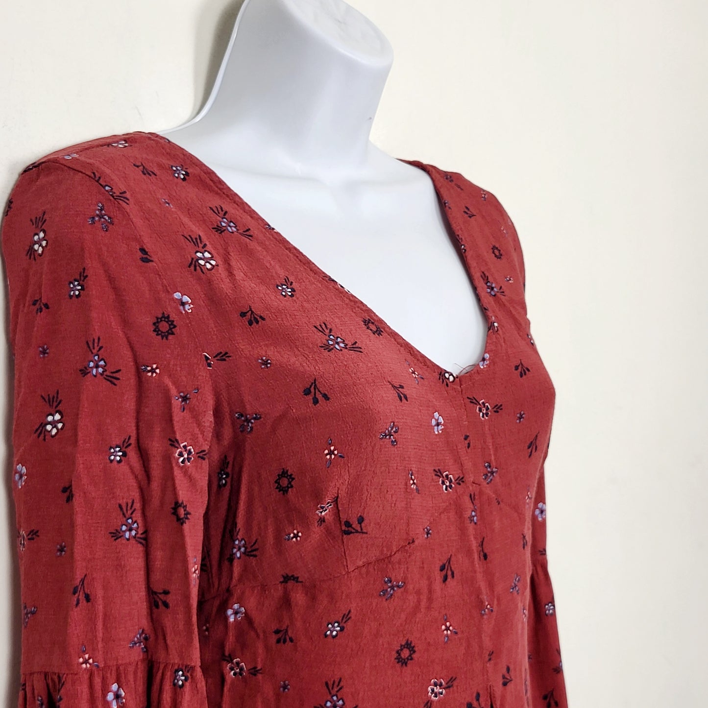 JECH1 - Mavi red v-neck floral print long sleeved dress. Size XS ๐