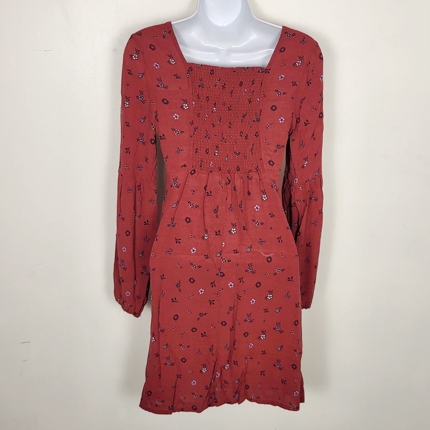 JECH1 - Mavi red v-neck floral print long sleeved dress. Size XS ๐