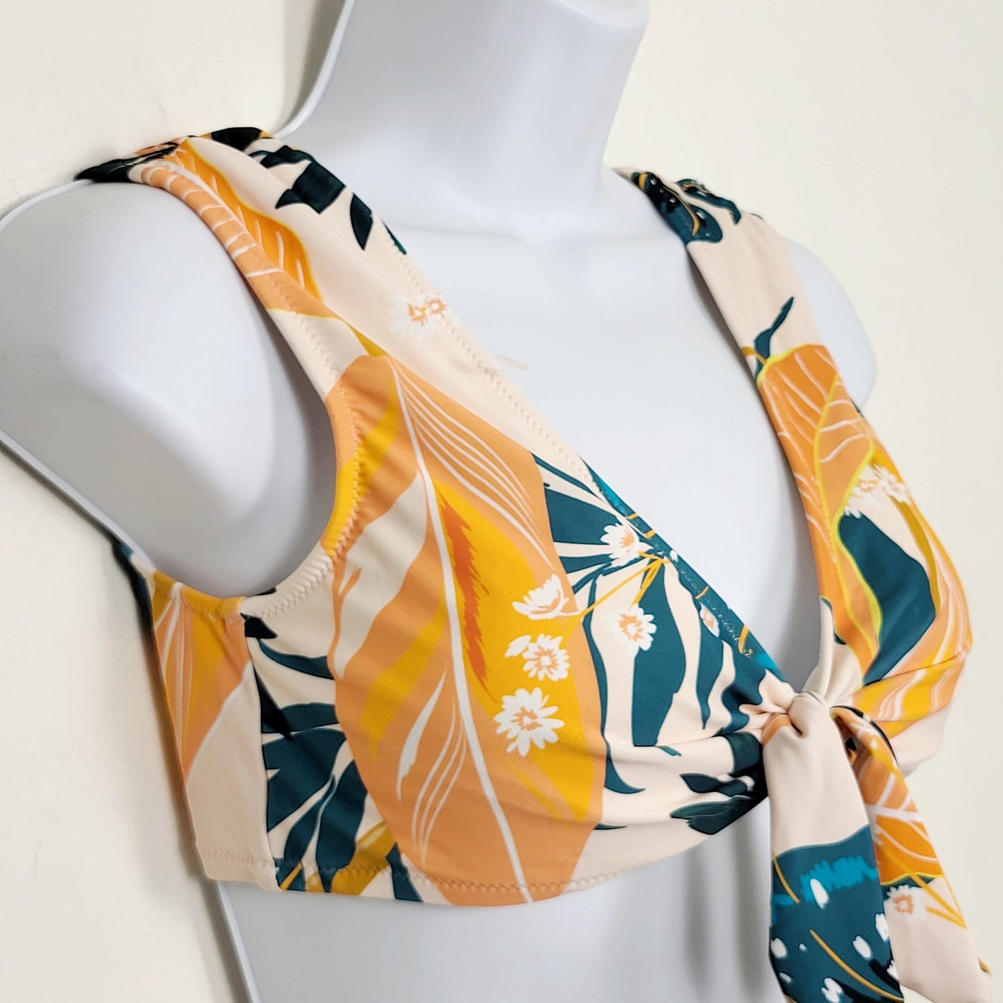 JECH1 - Cupshe Hawaiian print swimsuit top. Size medium