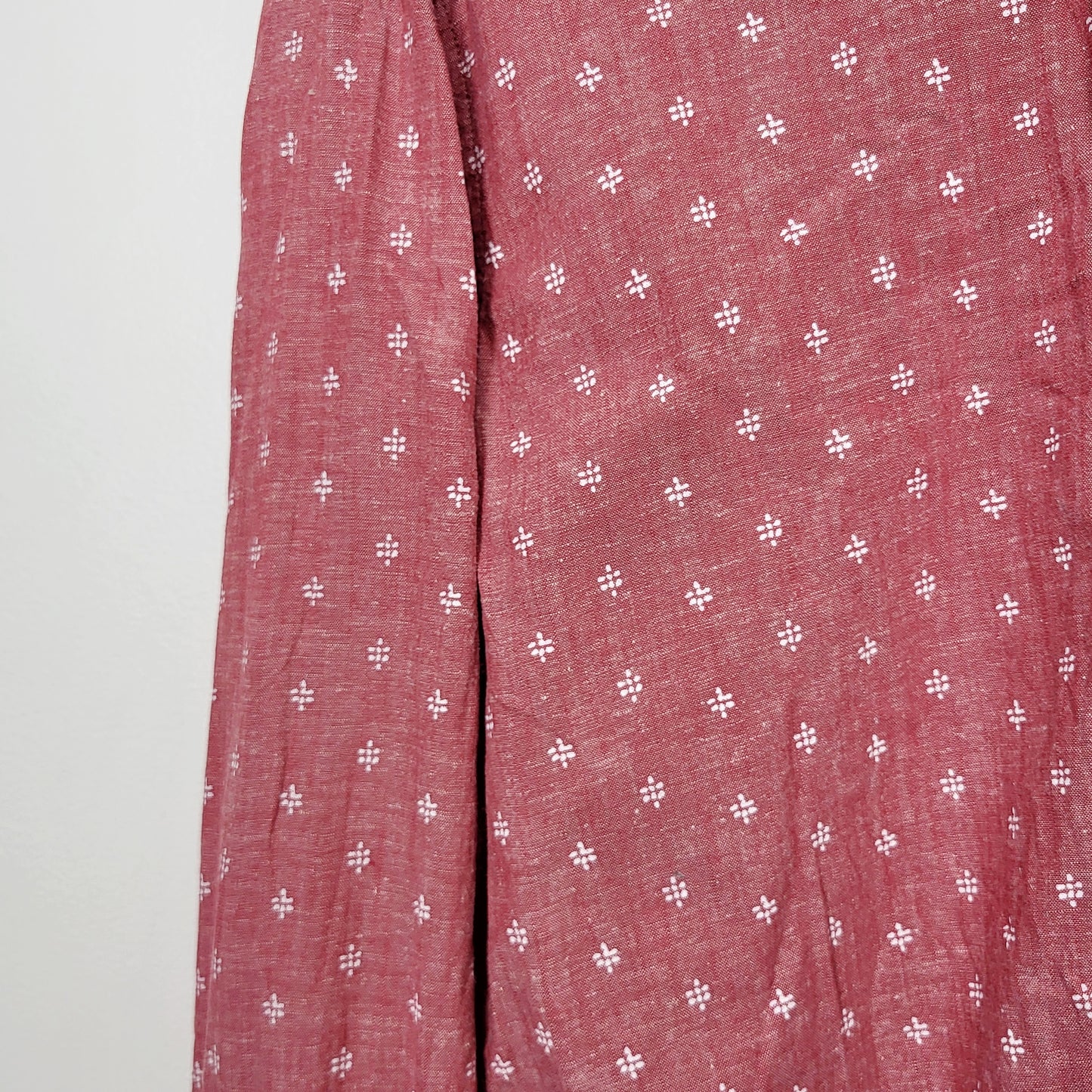 JECH1 - Old Navy red patterned slim fit button down Oxford shirt. Size medium