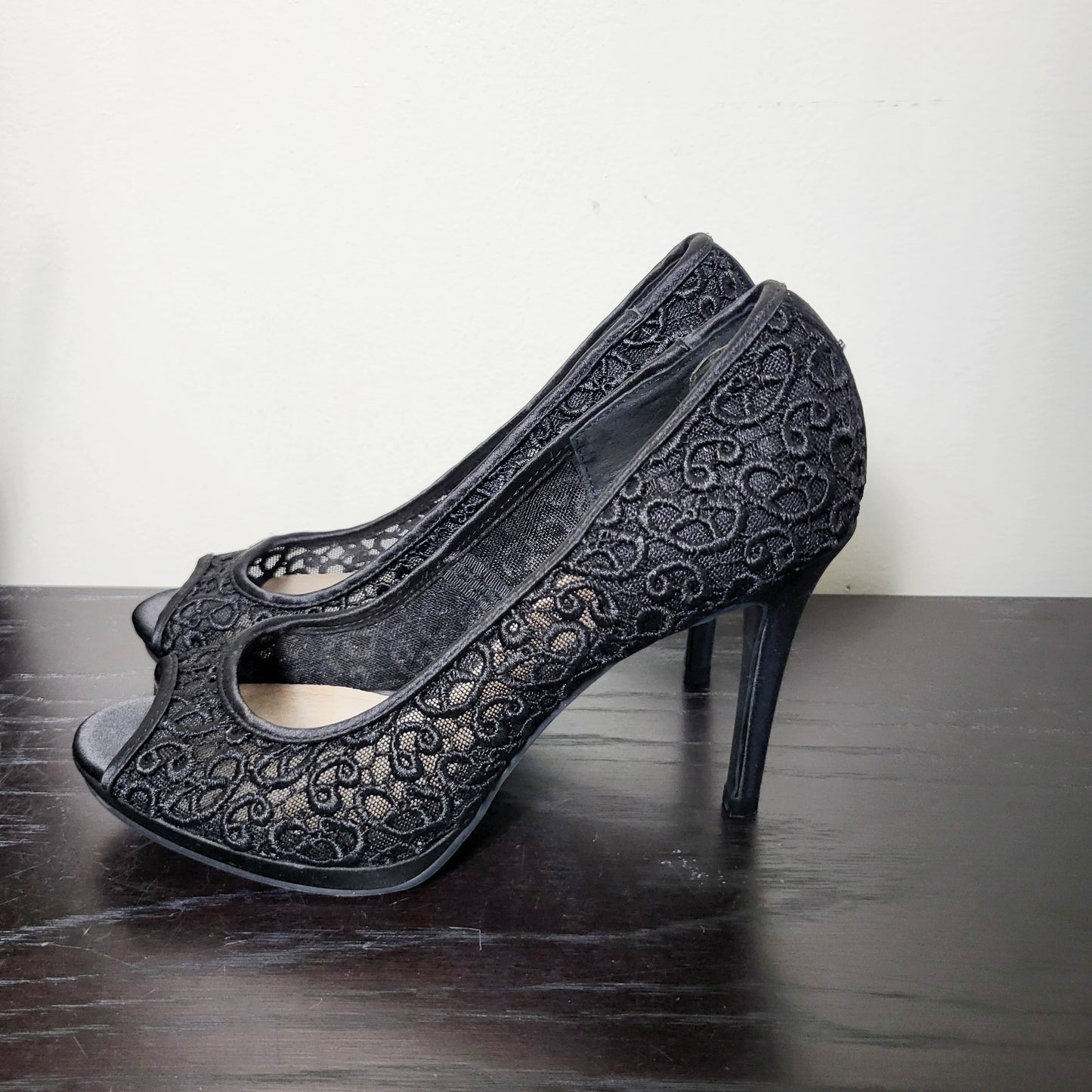JECH1 - NEW - Le Chateau black mesh lacey style high heels. Size 7