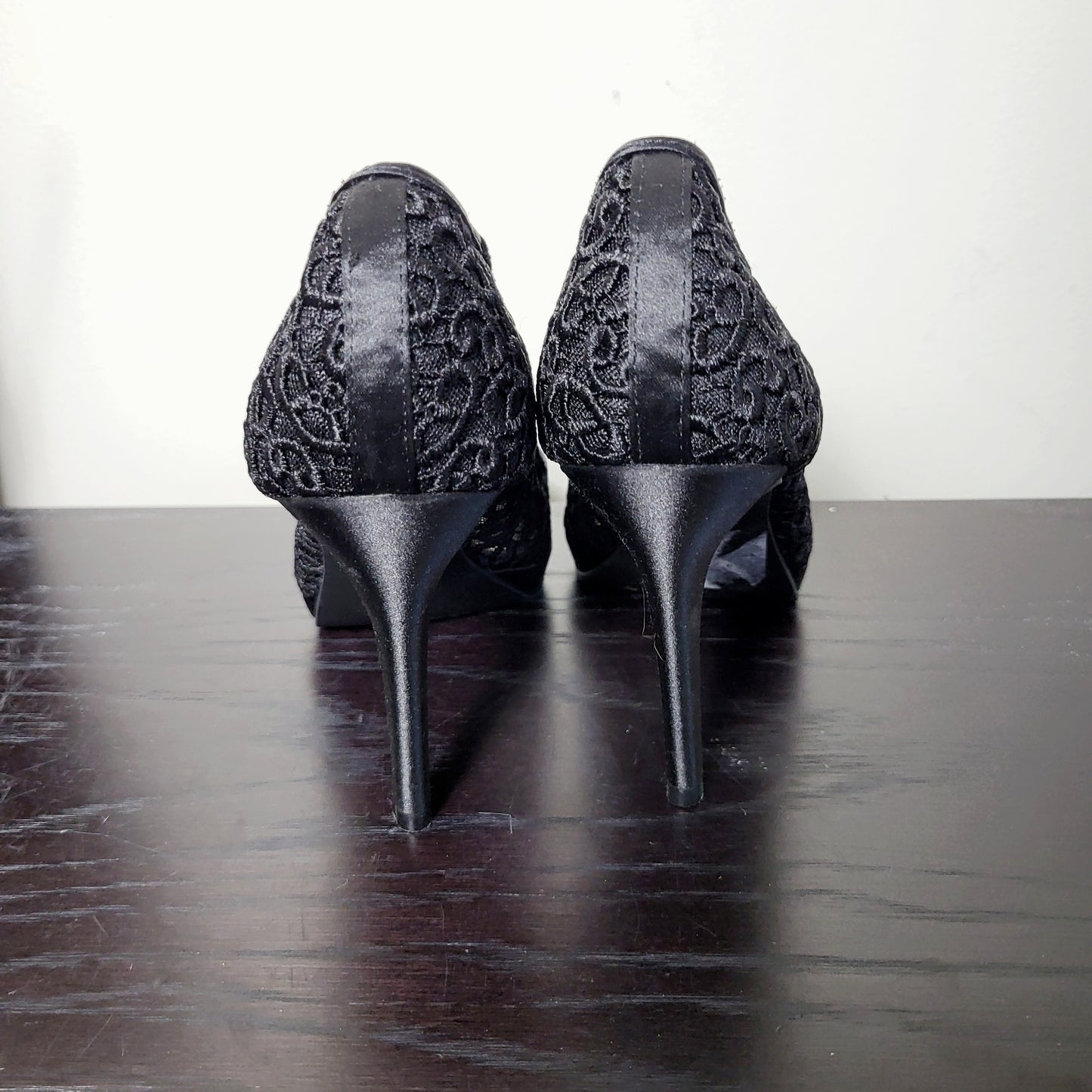 JECH1 - NEW - Le Chateau black mesh lacey style high heels. Size 7