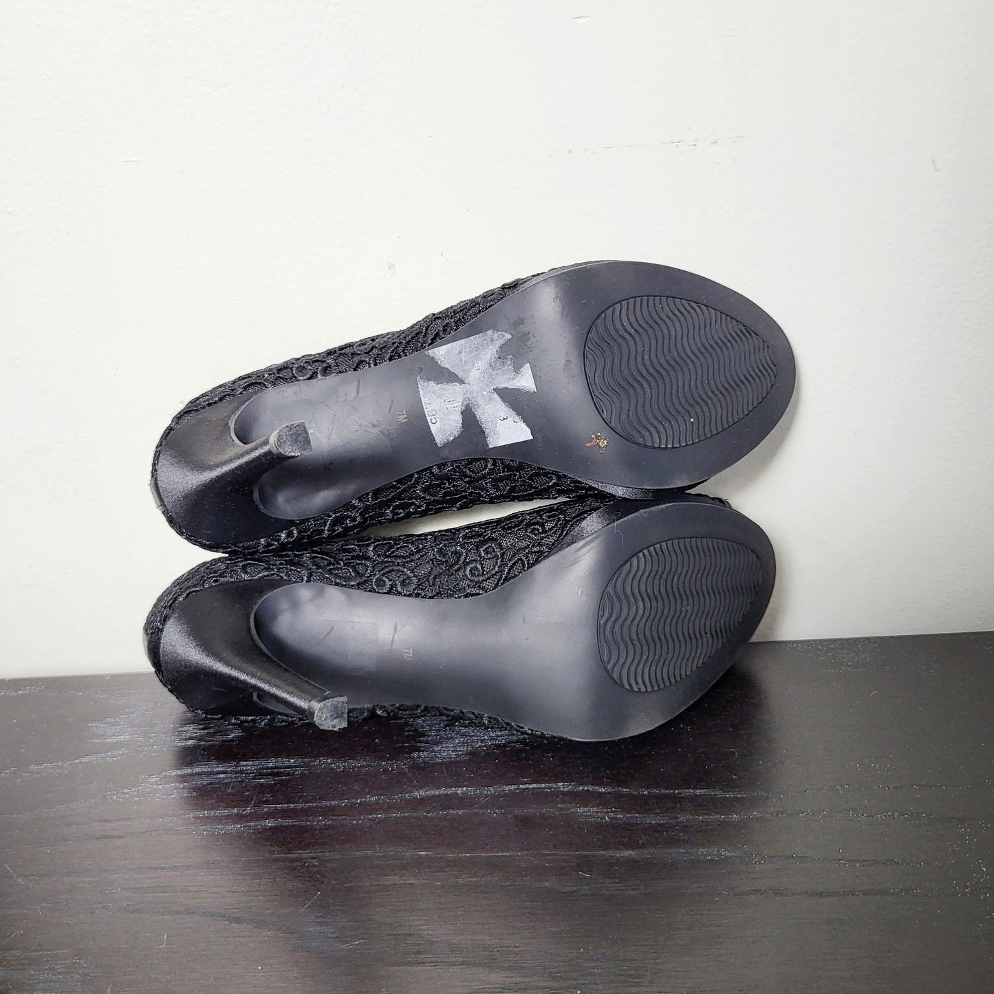 JECH1 - NEW - Le Chateau black mesh lacey style high heels. Size 7