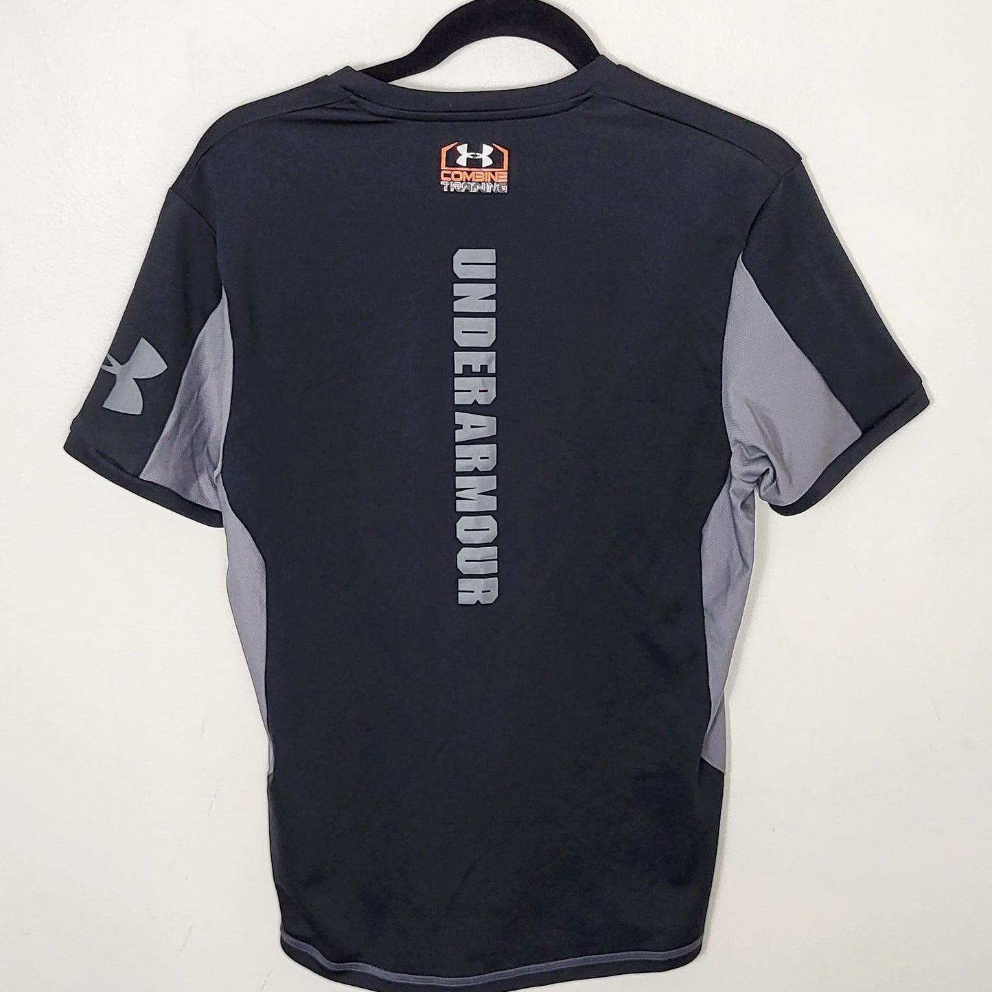 CFTZ - Under Armour grey and black heatgear t-shirt. Size medium