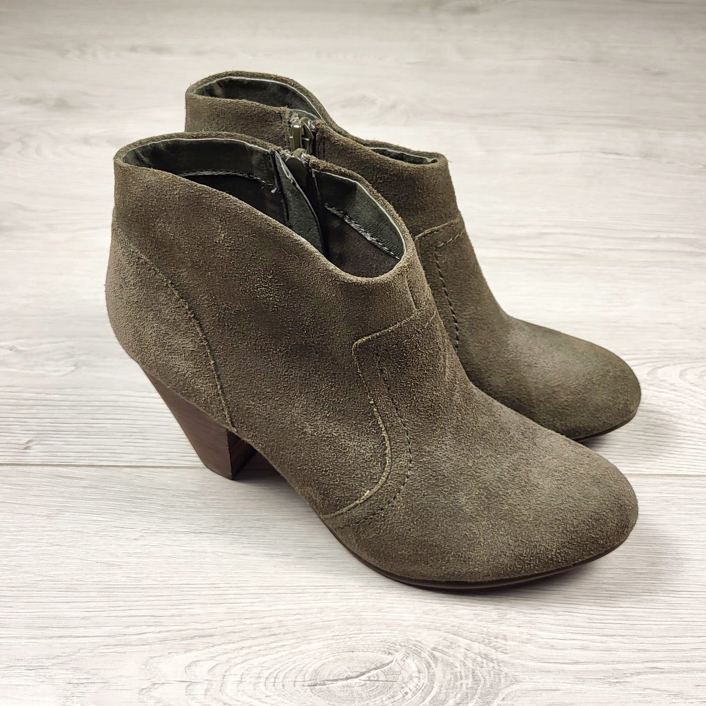 CFTZ2 - Aldo olive green suede ankle boots. Size 7