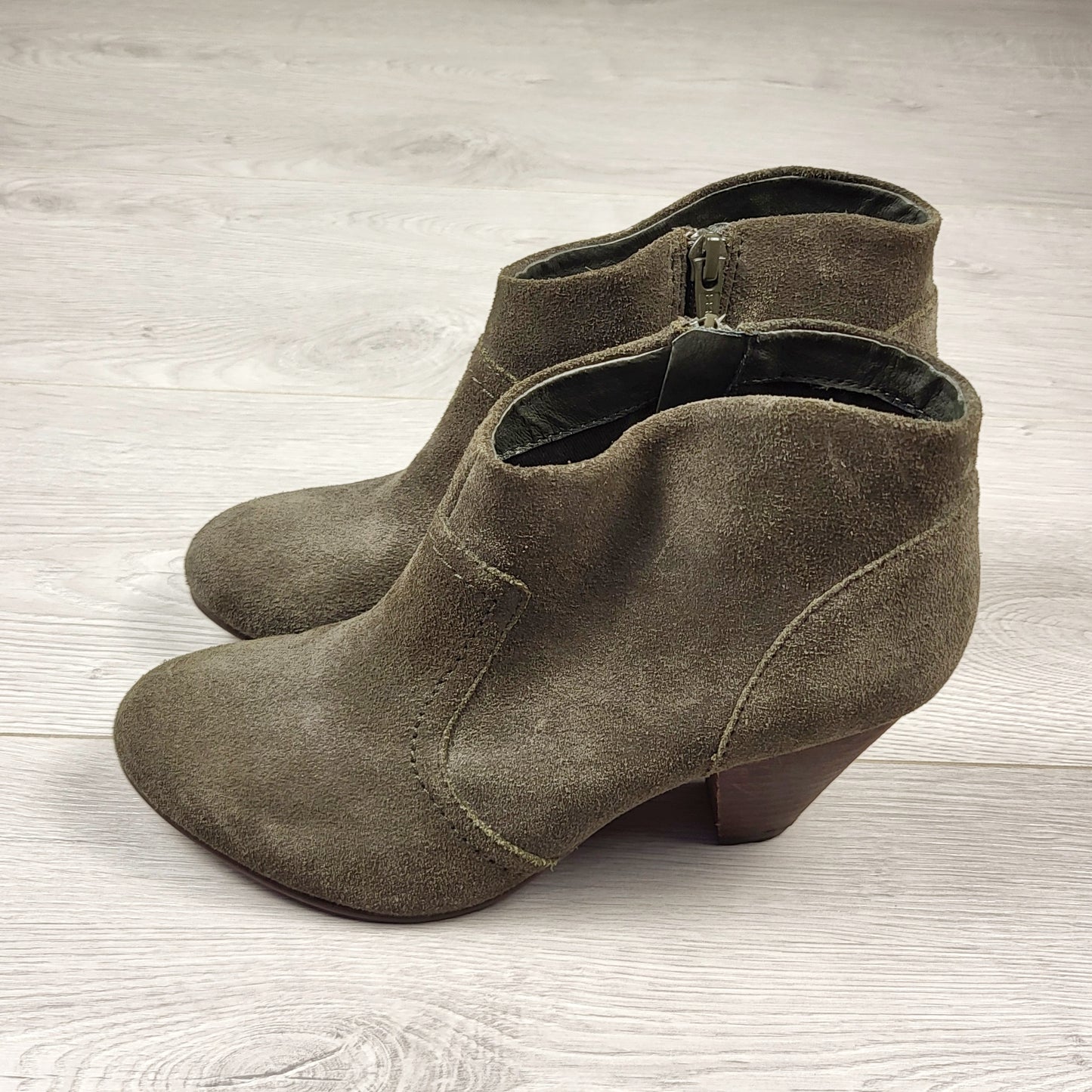 CFTZ2 - Aldo olive green suede ankle boots. Size 7