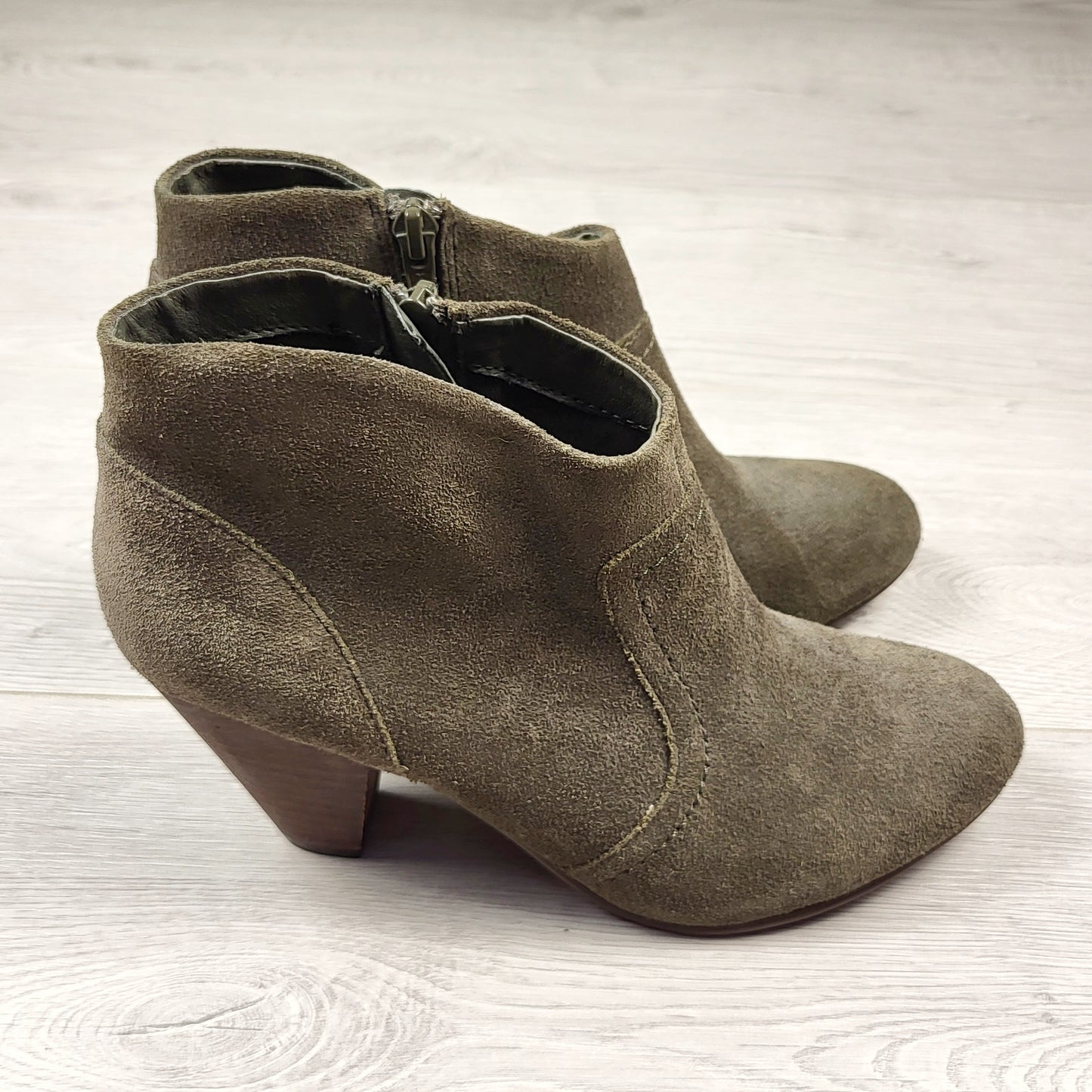 CFTZ2 - Aldo olive green suede ankle boots. Size 7