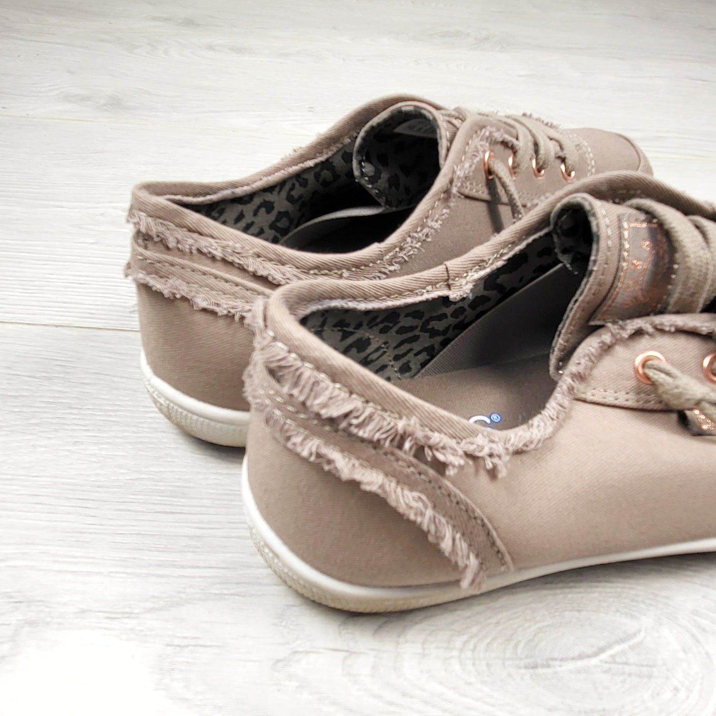 CFTZ2 - Bobs x Skechers "B Cute" sneakers. Ladies size 6.5