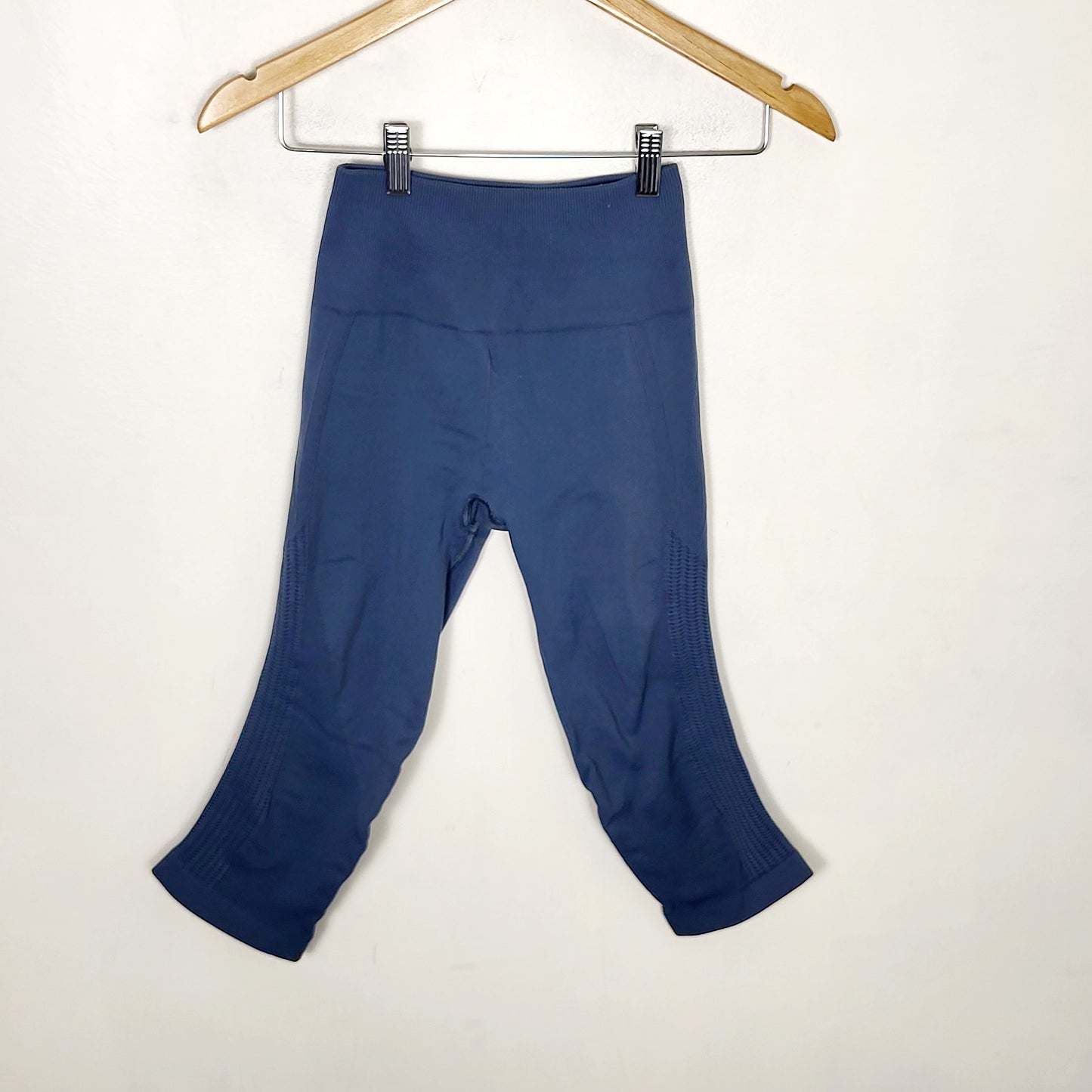 ESZ2 - Lululemon blue Flow & Go crop leggings in Astro Blue colour. Size 4