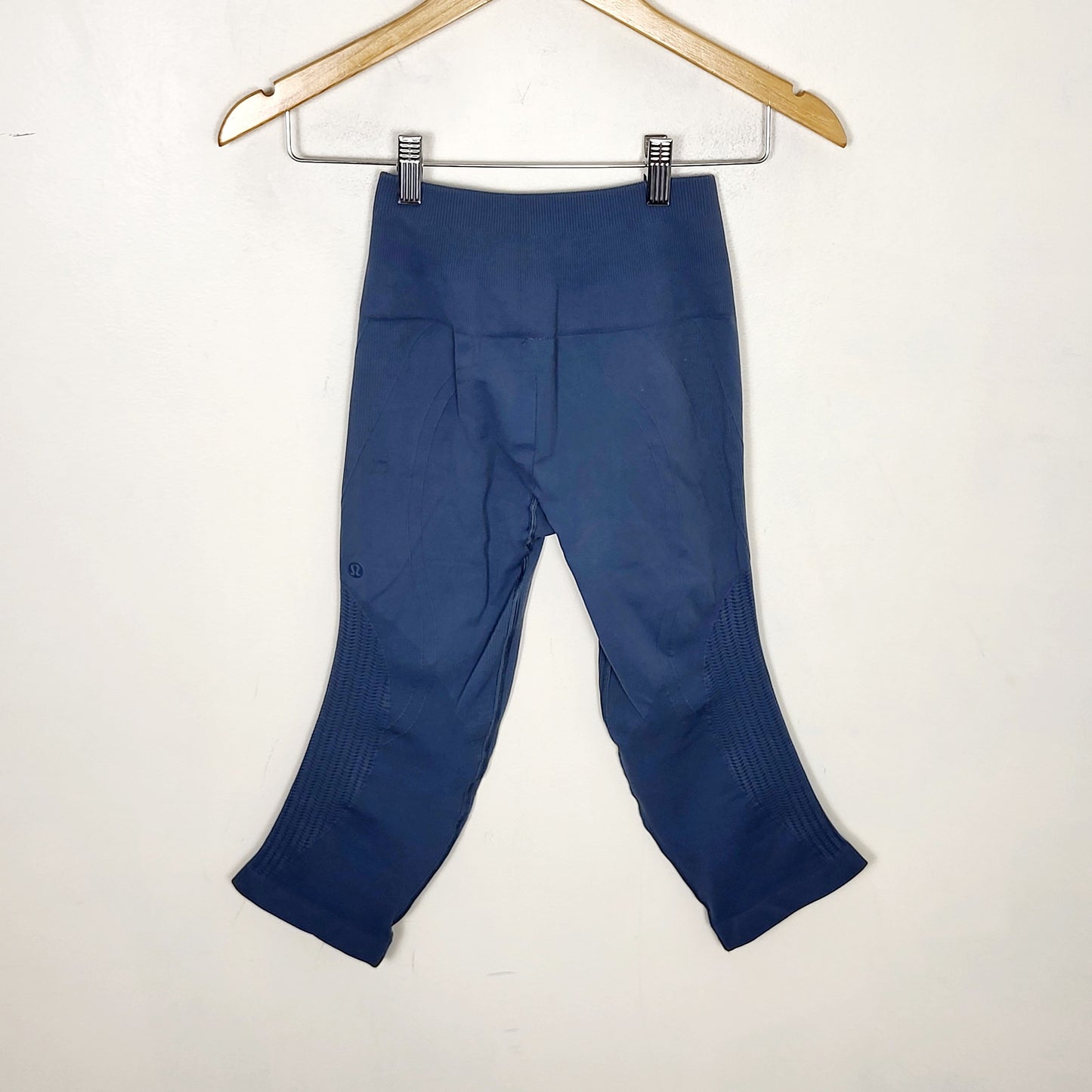 ESZ2 - Lululemon blue Flow & Go crop leggings in Astro Blue colour. Size 4