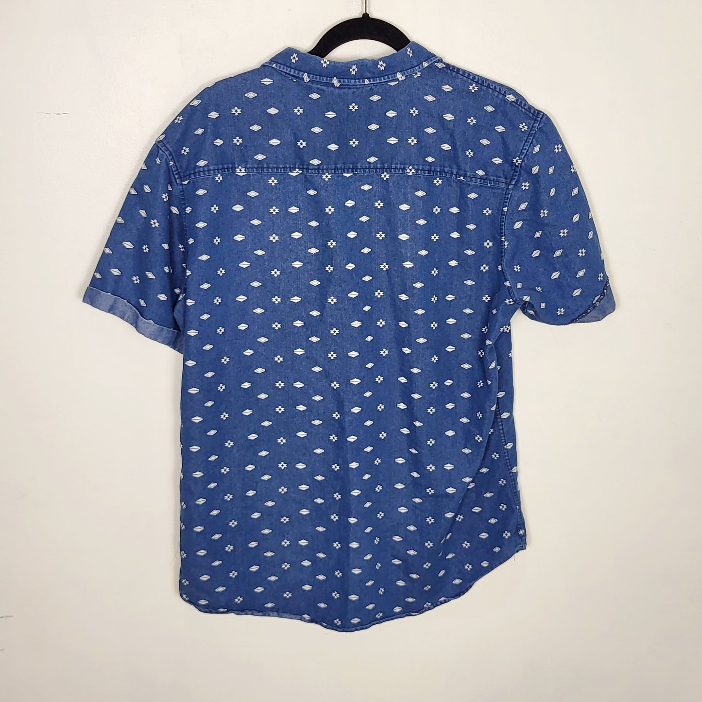 CKLB1 - Urban Man Aztec print casual button down short sleeve shirt. Men's size XL