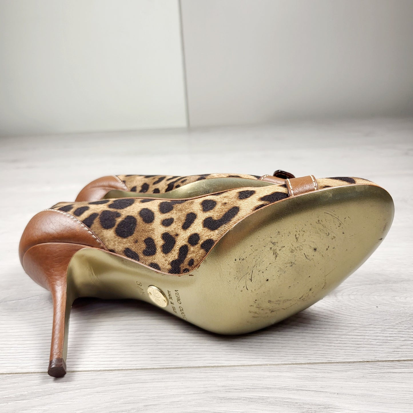 CKLB1 - Authentic Dolce & Gabbana leopard print pumps. Size 37.5 (ladies size 7)
