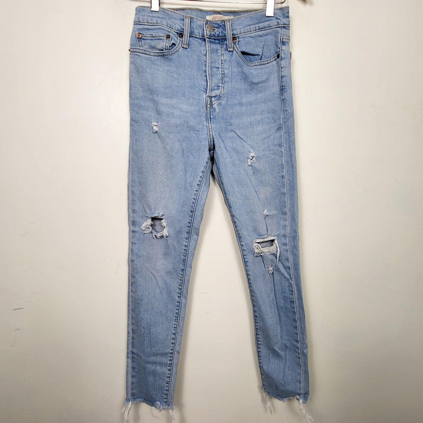 MVLK1 - Levi's distressed wedgie skinny jeans. Size 27