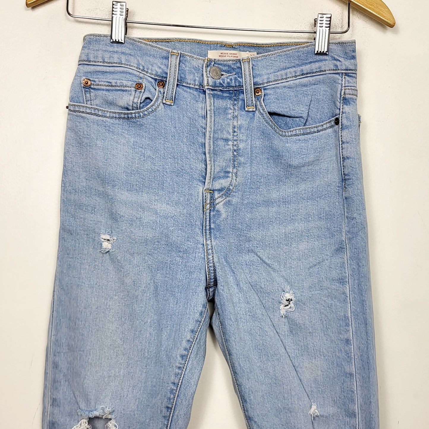 MVLK1 - Levi's distressed wedgie skinny jeans. Size 27